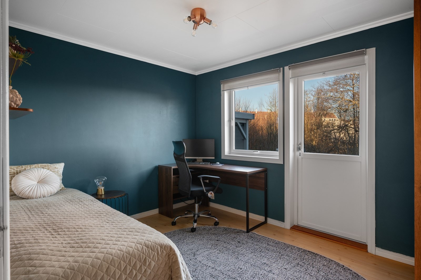 Hovedsoverommet er av god størrelse og fremstår som lyst og trivelig, med plass til både dobbeltseng og tilhørende soveromsmøblement. Galleribilde