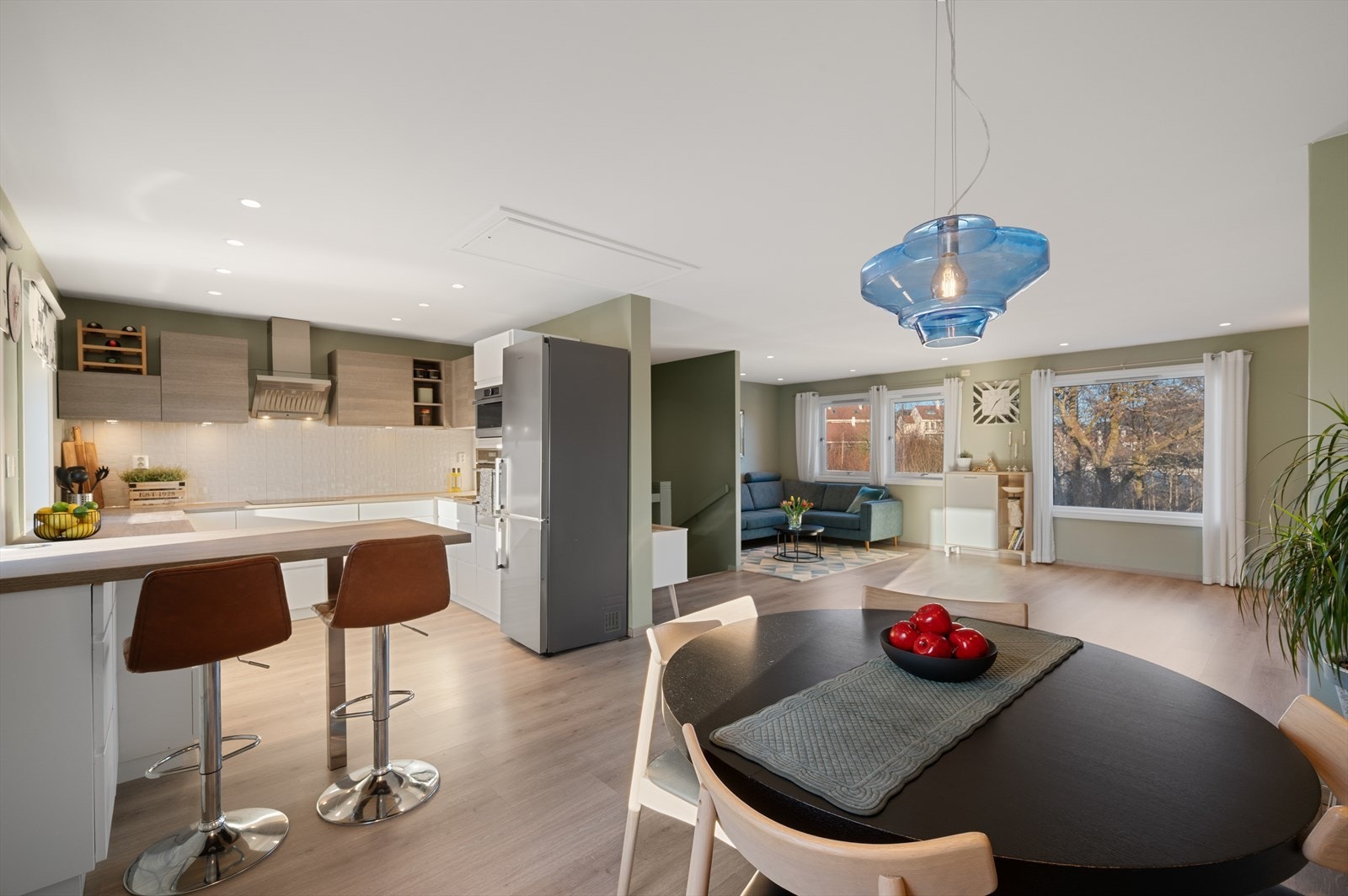 Eiendommen har en attraktiv beliggenhet i et populært og veletablert boligområde på Sandsli. Herfra er det kort vei til alt - perfekt for deg som ønsker en enkel og komfortabel hverdag! Galleribilde