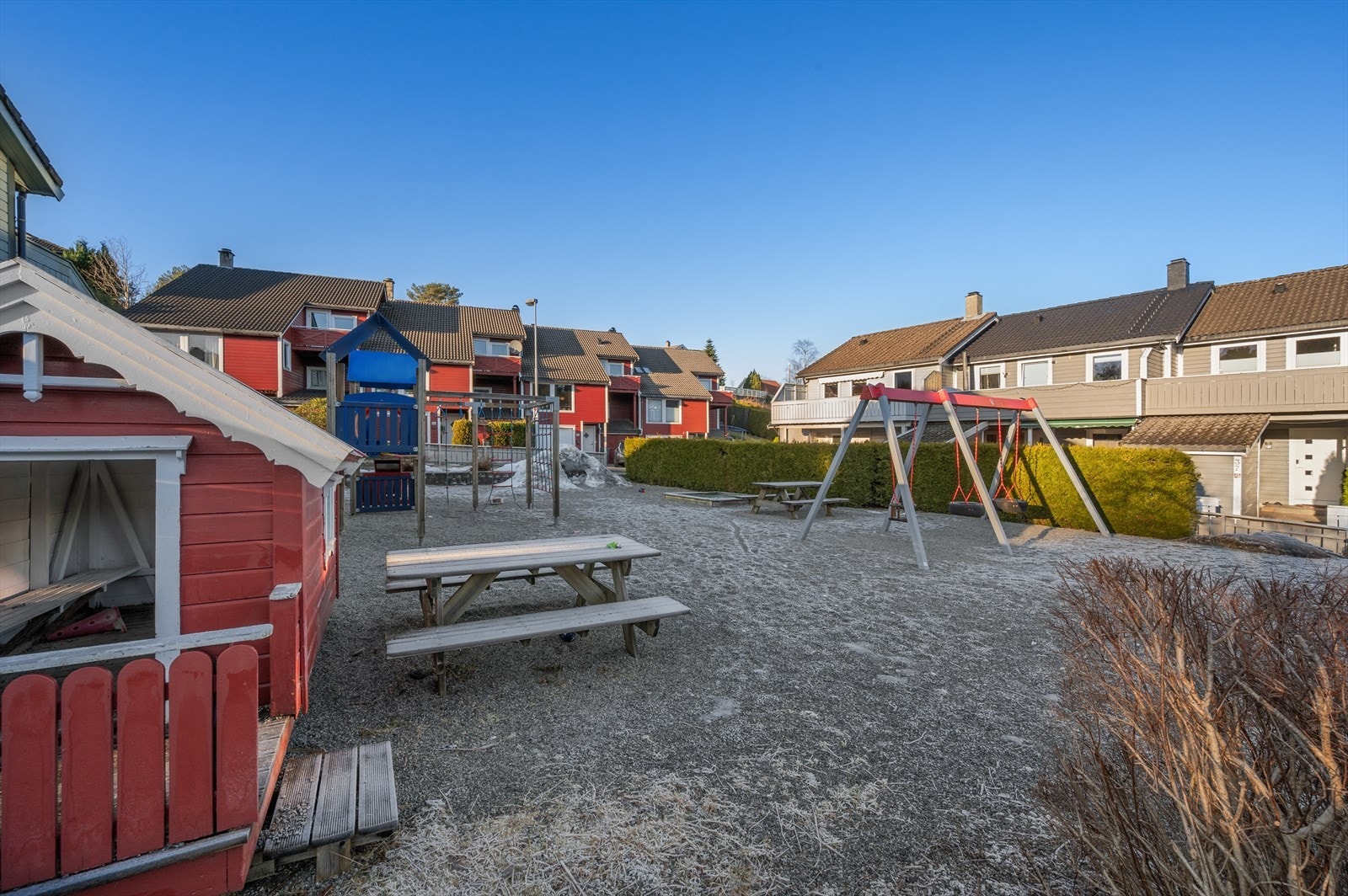 For den daglige handelen ligger Fanatorget og Rema 1000 like rundt hjørnet. Ønsker du et enda bredere utvalg ligger Lagunen Storsenter med sine 200 ulike virksomheter kun en kort kjøretur unna. Galleribilde