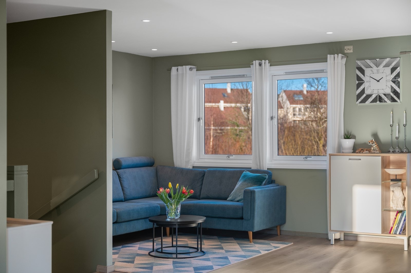 Rommet er naturlig inndelt i soner, med en tydelig avgrensning mellom stue og spisestue, noe som skaper gode møbleringsmuligheter! Galleribilde