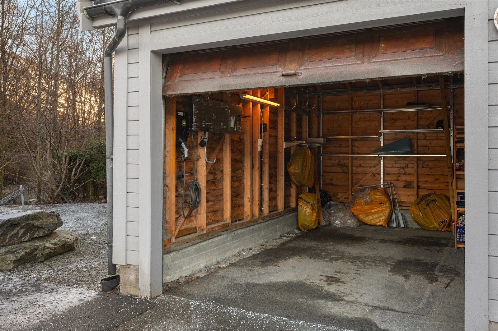 Boligen disponerer egen garasje med god plass til både parkering og oppbevaring. Galleribilde