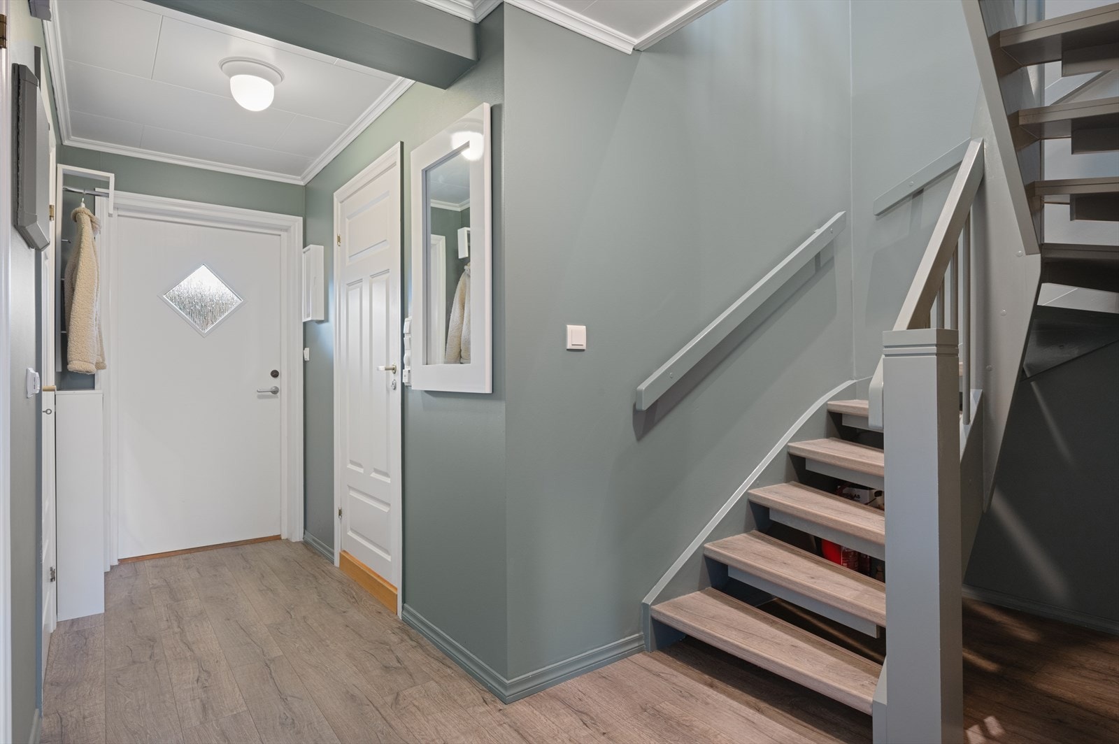 Velkommen inn! Det første som møter deg er et romslig og innbydende inngangsparti med god plass til både yttertøy og sko. Galleribilde