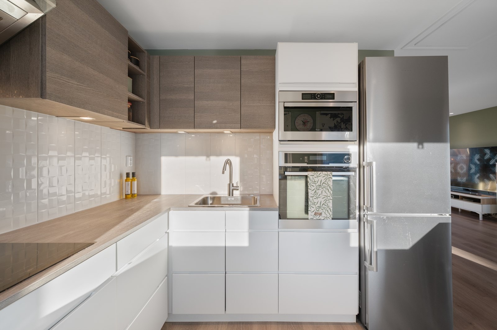 Ellers er kjøkkenet velutrustet med integrert platetopp, stekeovn, mikrobølgeovn og oppvaskmaskin. Galleribilde