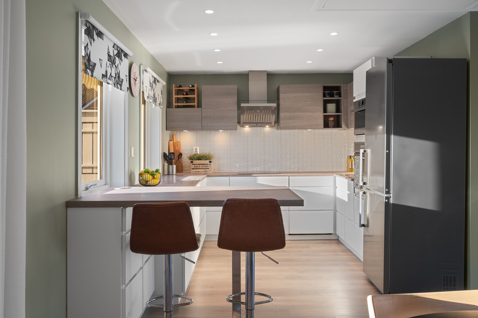 Boligen har en delikat og funksjonell løsning mellom stue og kjøkken. Galleribilde