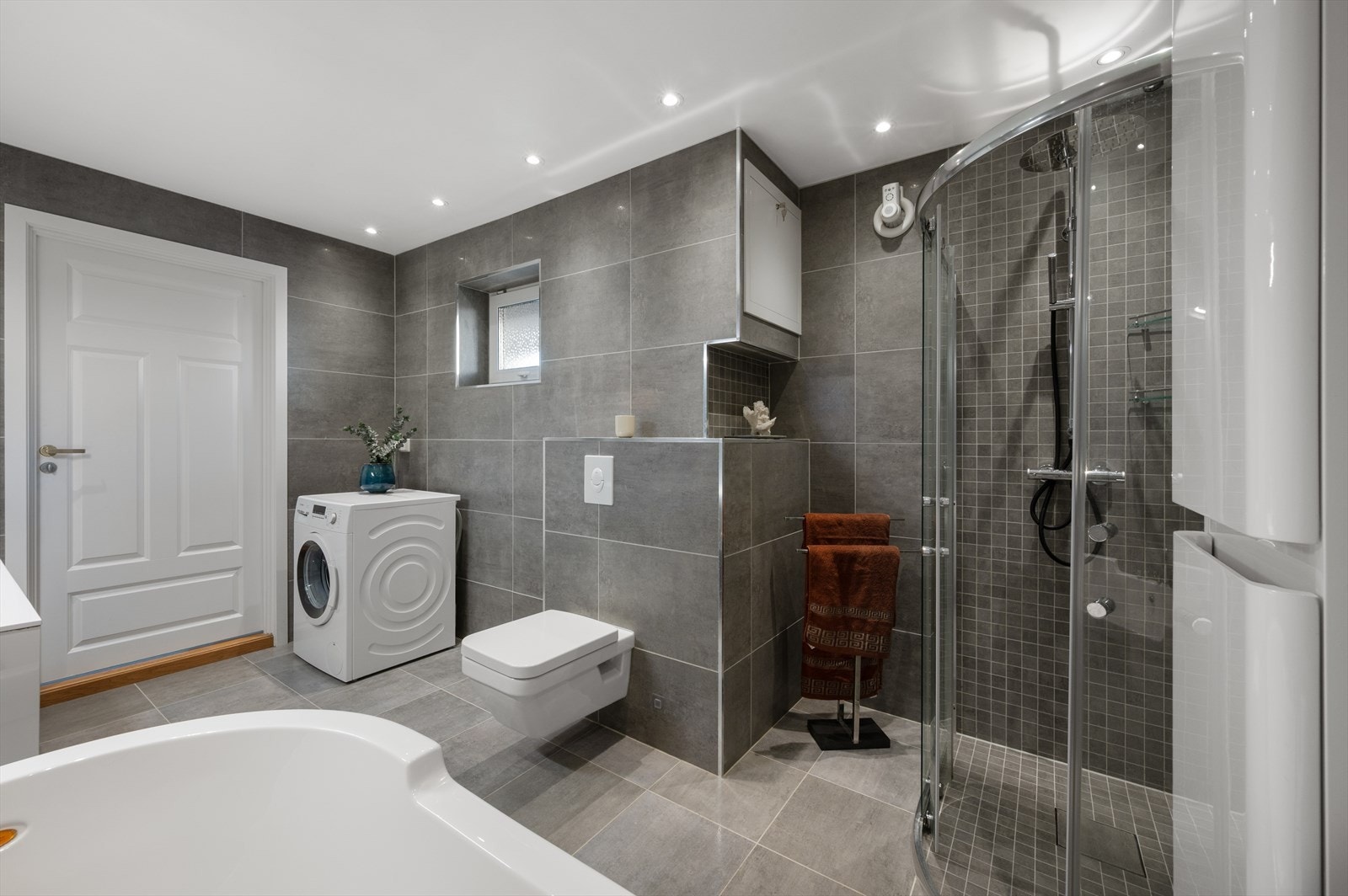 Det er også opplegg for vaskemaskin og mekanisk avtrekkventil. Galleribilde