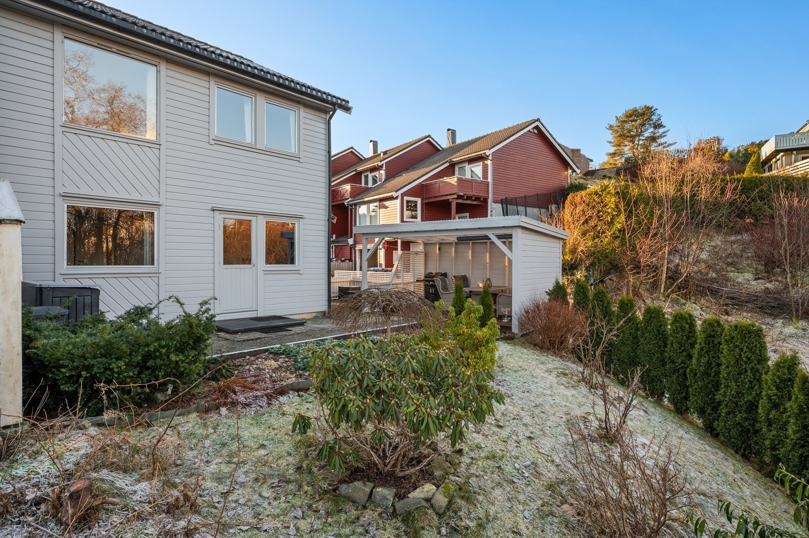 Tomten er eiet og pent opparbeidet med både terrasseplatting, utestue og diverse beplantning. Galleribilde