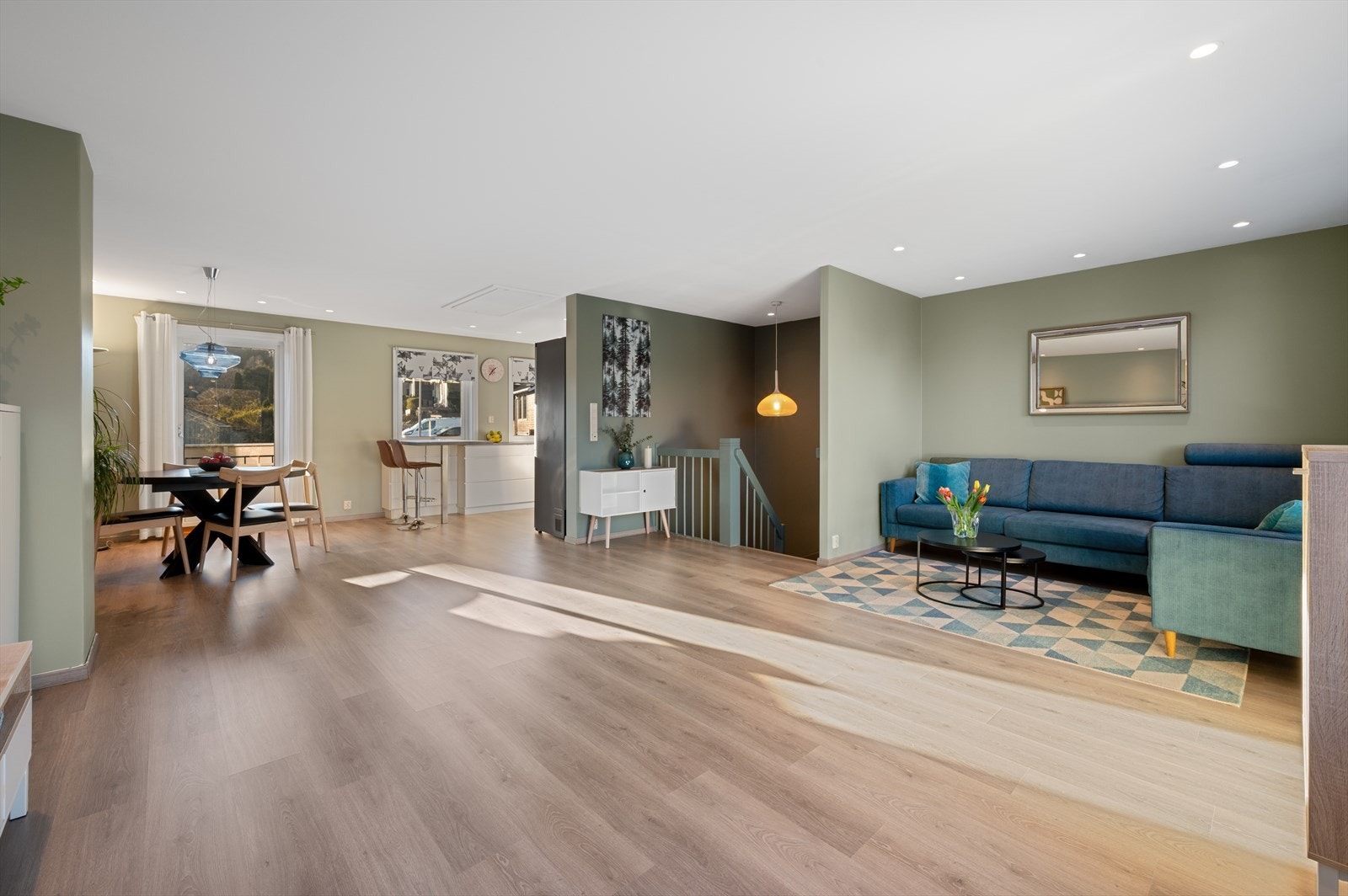 Oppholdsrommet fremstår som lyst og luftig med store vindusflater og rikelig med naturlig lysinnslipp. Galleribilde