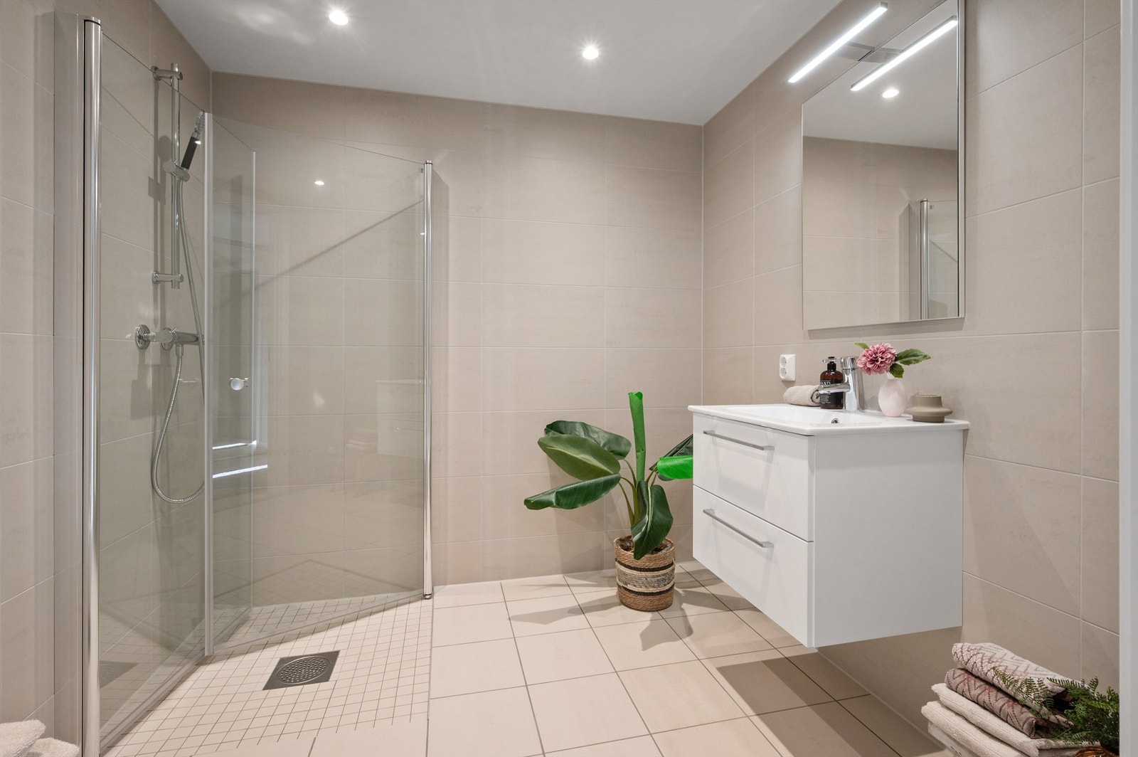 Badet er delikat flislagt på gulv og vegger med varme i gulvet. Innredningen består av servantskuffer med servant. Galleribilde