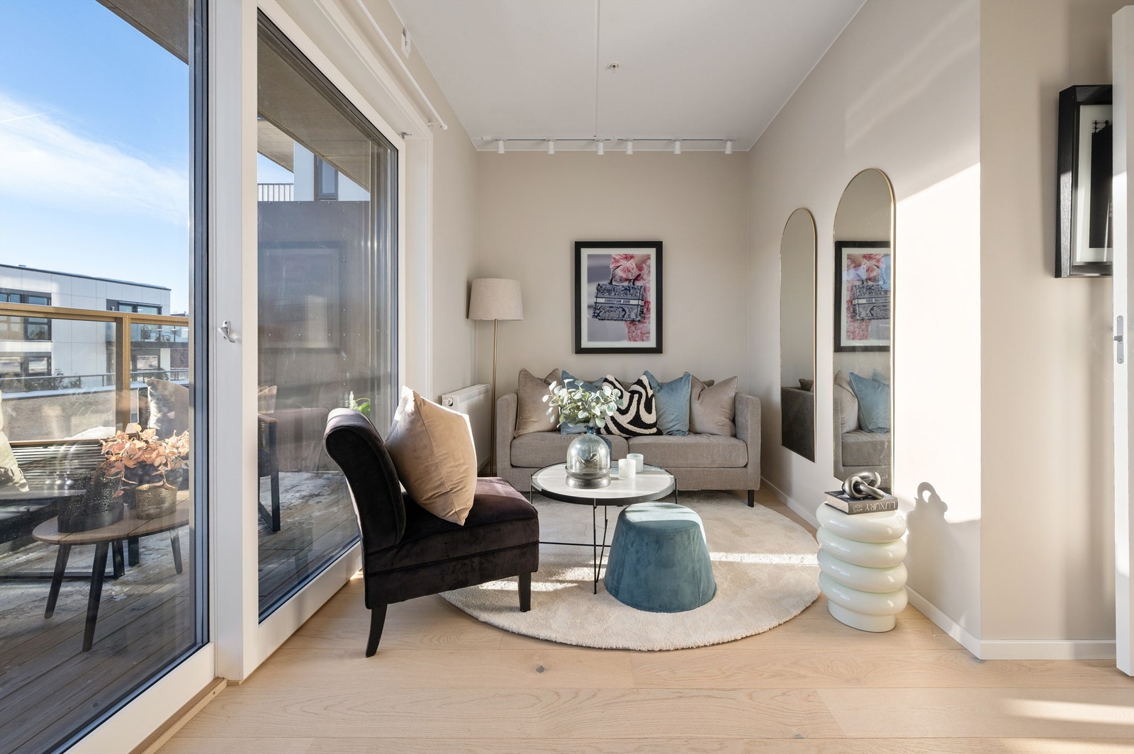 Stuen er romslig med god planløsning og kan enkelt innredes med en hyggelig sofagruppe med tilhørende sofabord og annet ønskelig stuemøblement. Det er plass til seng eller skapseng i stue. Galleribilde