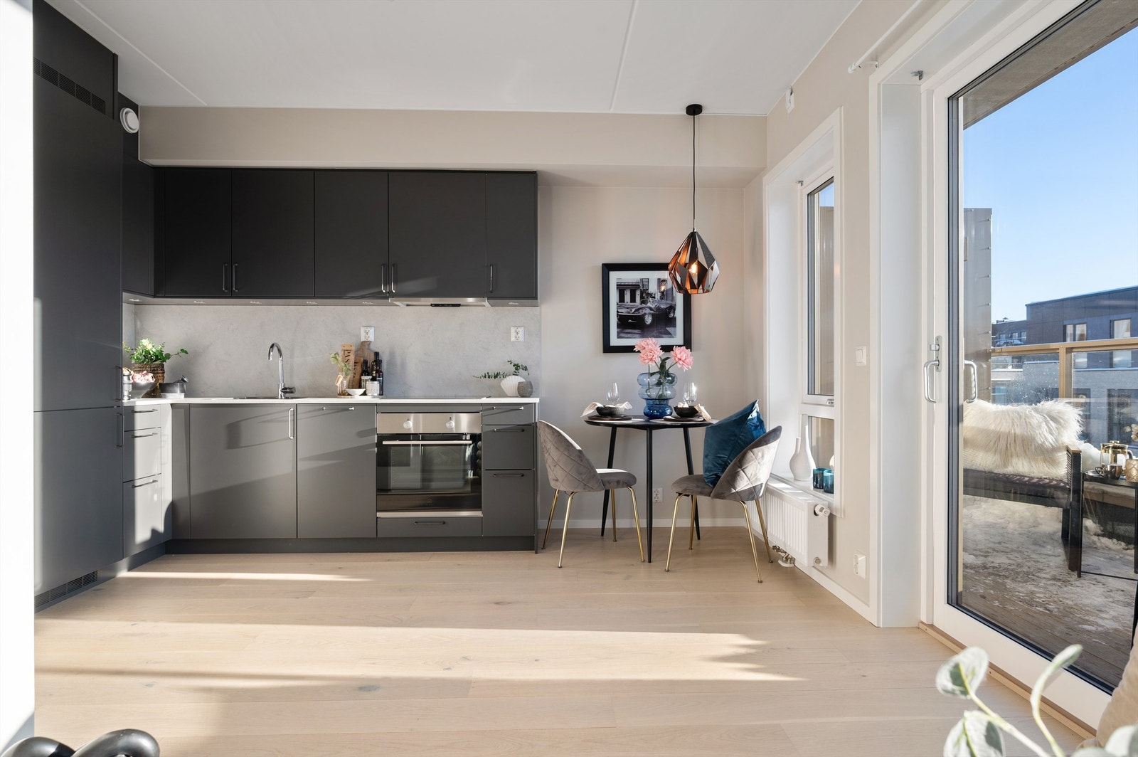 I fin overgang mellom stue og kjøkken er det en naturlig plass for å innrede med et spisebord med god plass til å invitere venner og familie på middagsselskaper. Galleribilde