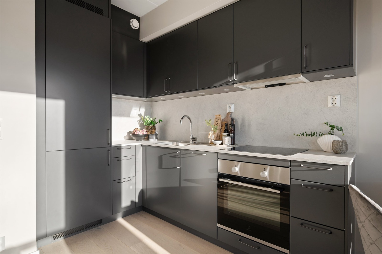 For mange er kjøkkenet det viktigste rommet i boligen. Her er kjøkkenet holdt i en sosial åpen løsning mot stuen, der du har god kommunikasjon med gjestene mens middagen lages. Galleribilde