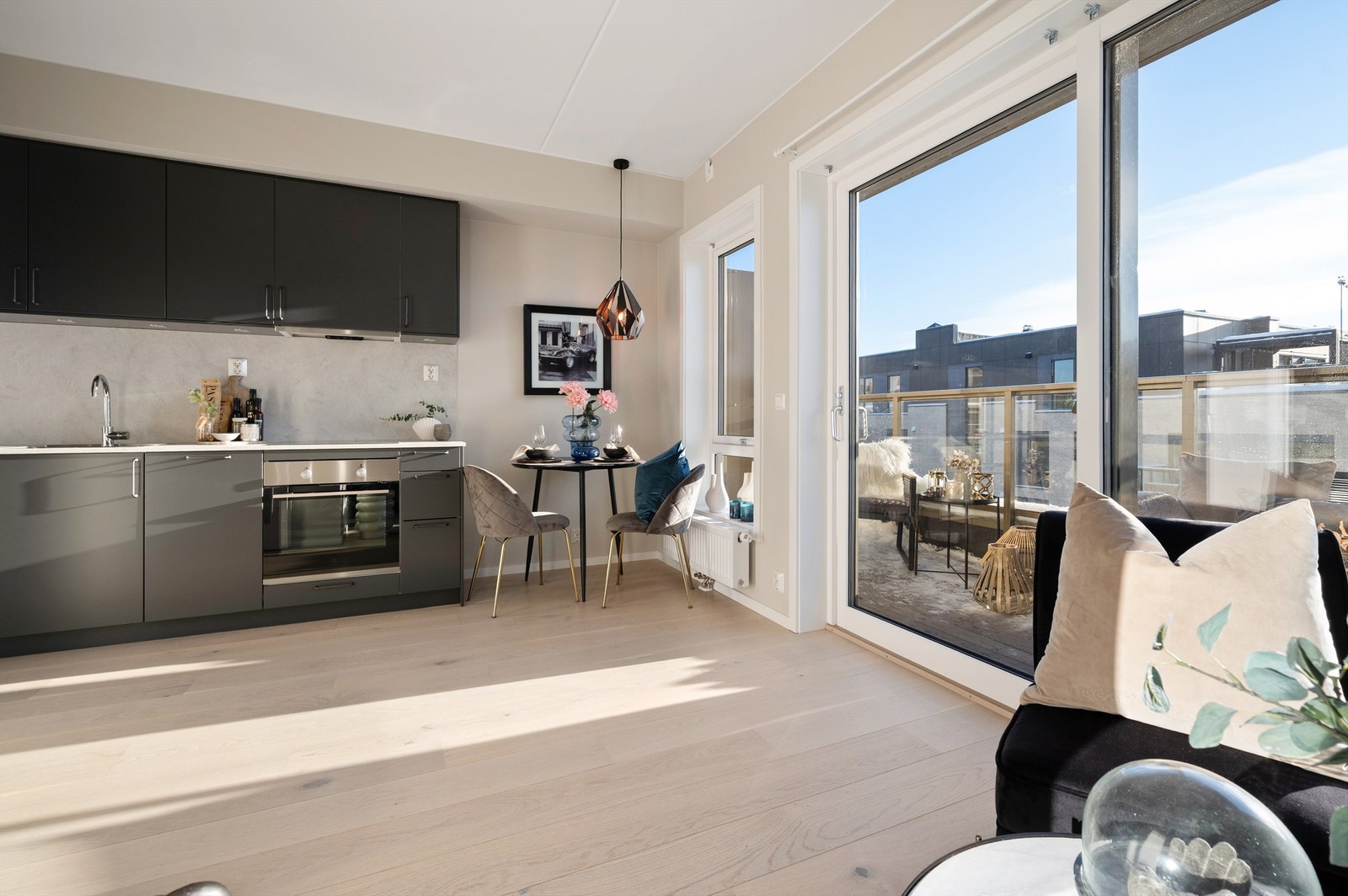 Boligen har overflater holdt i duse og behagelige nyanser. A-konto fjernvarme er inkludert i felleskostnader og boligen varmes opp ved bruk av radiatorer. Galleribilde