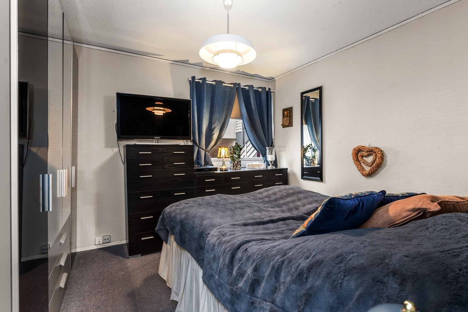 Leiligheten har tre soverom, som gir fleksibilitet til både barnerom, hjemmekontor eller gjesterom. Hovedsoverommet har en rolig atmosfære og plass til dobbeltseng med tilhørende møblering. Galleribilde