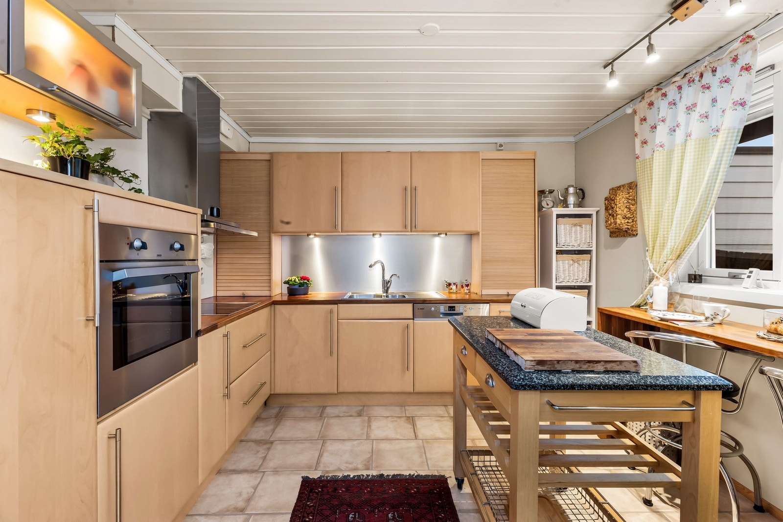 Det er opplyst at følgende integrerte hvitevarer følger med: kjøleskap, stekeovn, platetopp og oppvaskmaskin. Galleribilde