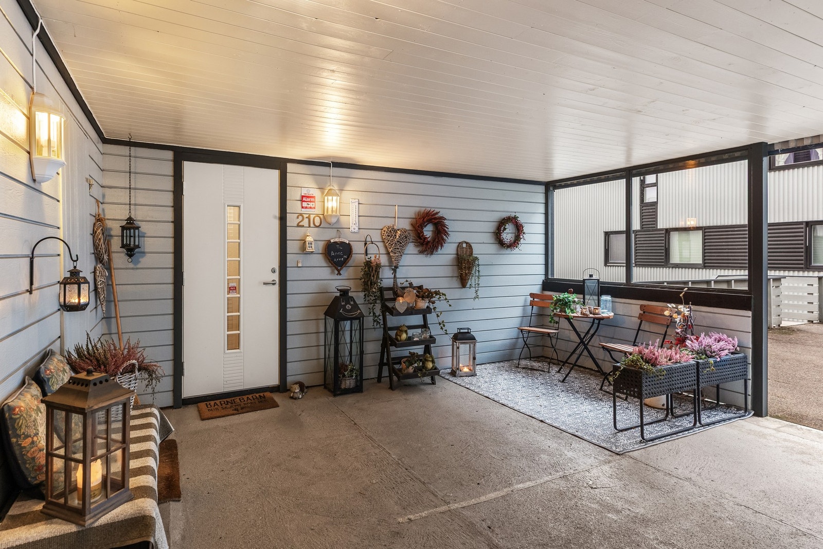 Utvendig bod ved inngangen til leiligheten. Galleribilde