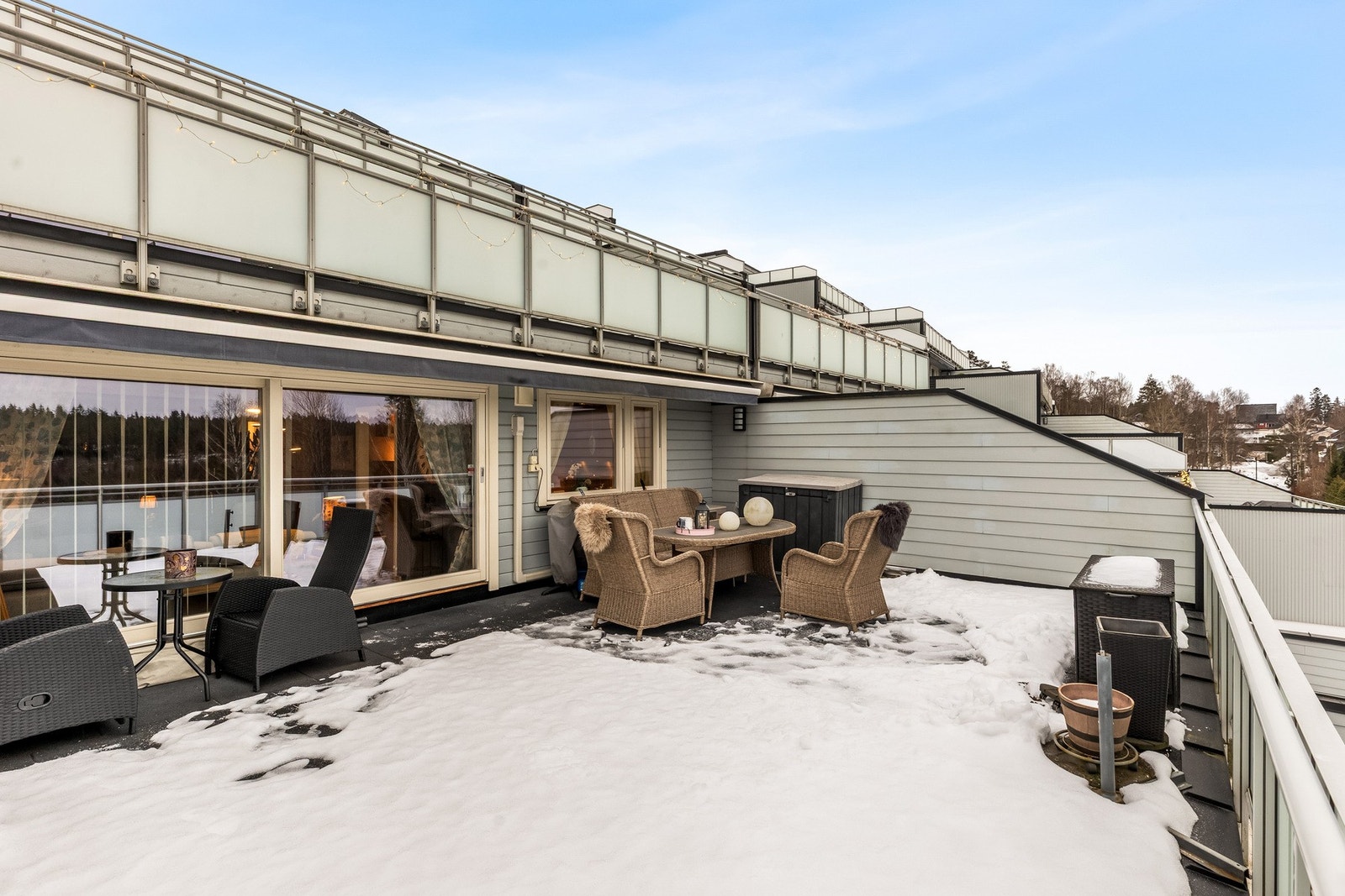 Terrassen er belagt med sika sernafil terrassefliser, og har el-styrt markise som gjør det enkelt å skjerme både for sol og lett regn. Galleribilde