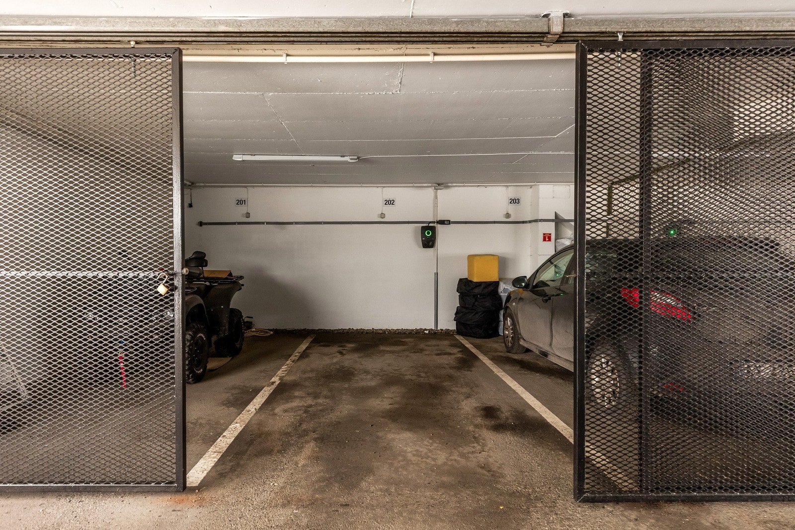 Det er bruksrett til en biloppstillingsplass i garasjeanlegget. Elbil-laderen medfølger ikke. Galleribilde