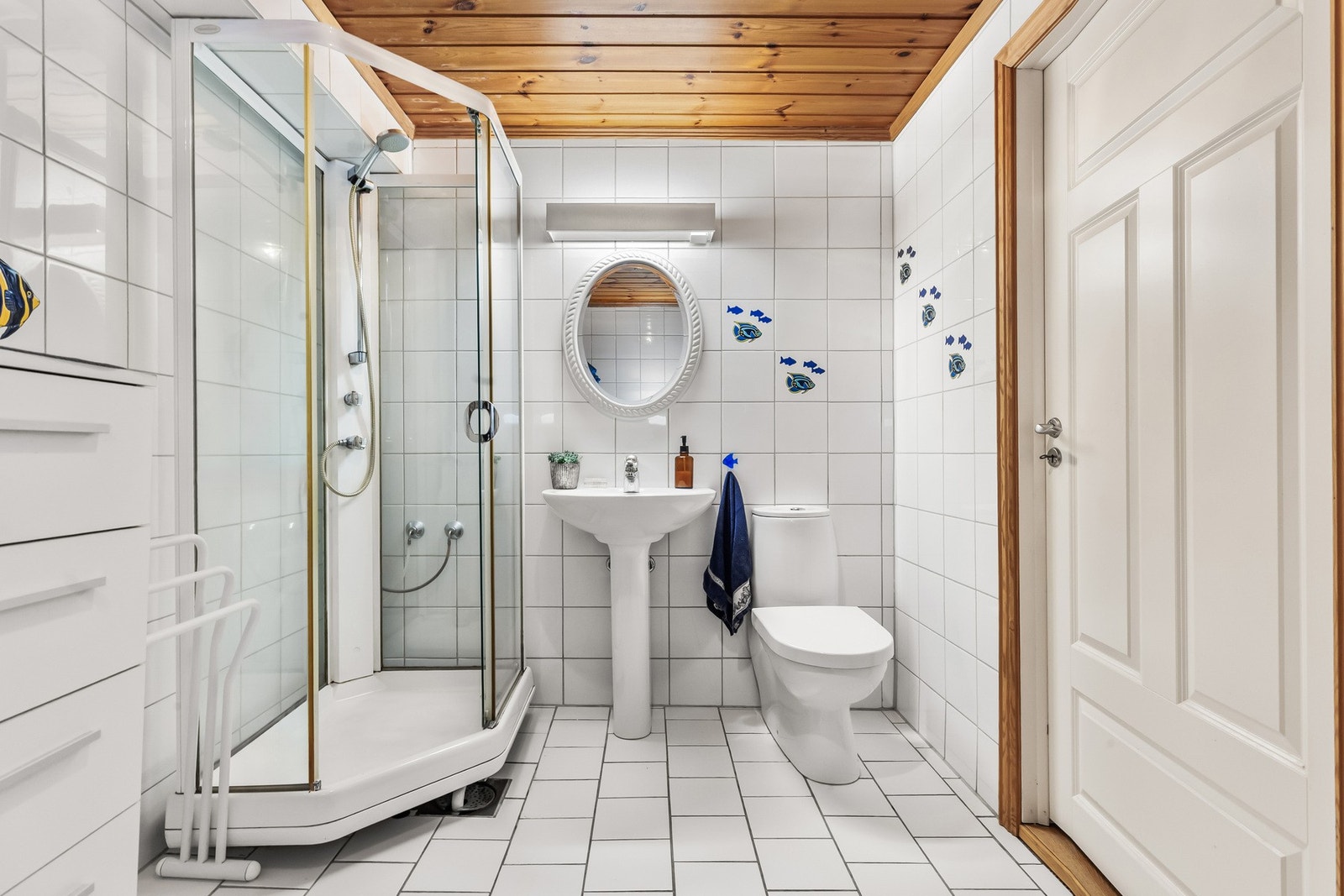 Badet ble pusset opp i 1998, og har fliser på vegger og gulv, panel i tak og elektriske varmekabler. Galleribilde