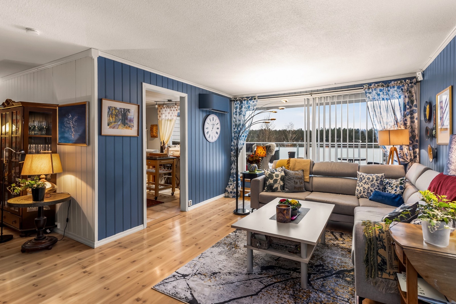 Utgangen til terrassen fra stuen bidrar til en praktisk og sosial løsning, særlig i sommerhalvåret. Galleribilde