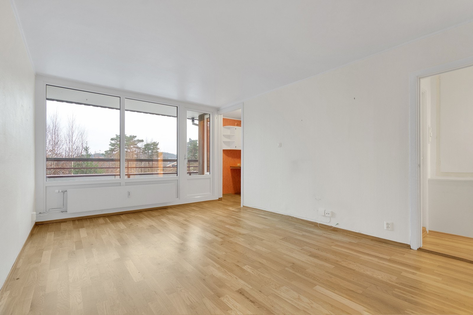 Har kan vi presentere en lys og gjennomgående 2-roms andelsleilighet beliggende i høy. 1.Etasje Galleribilde