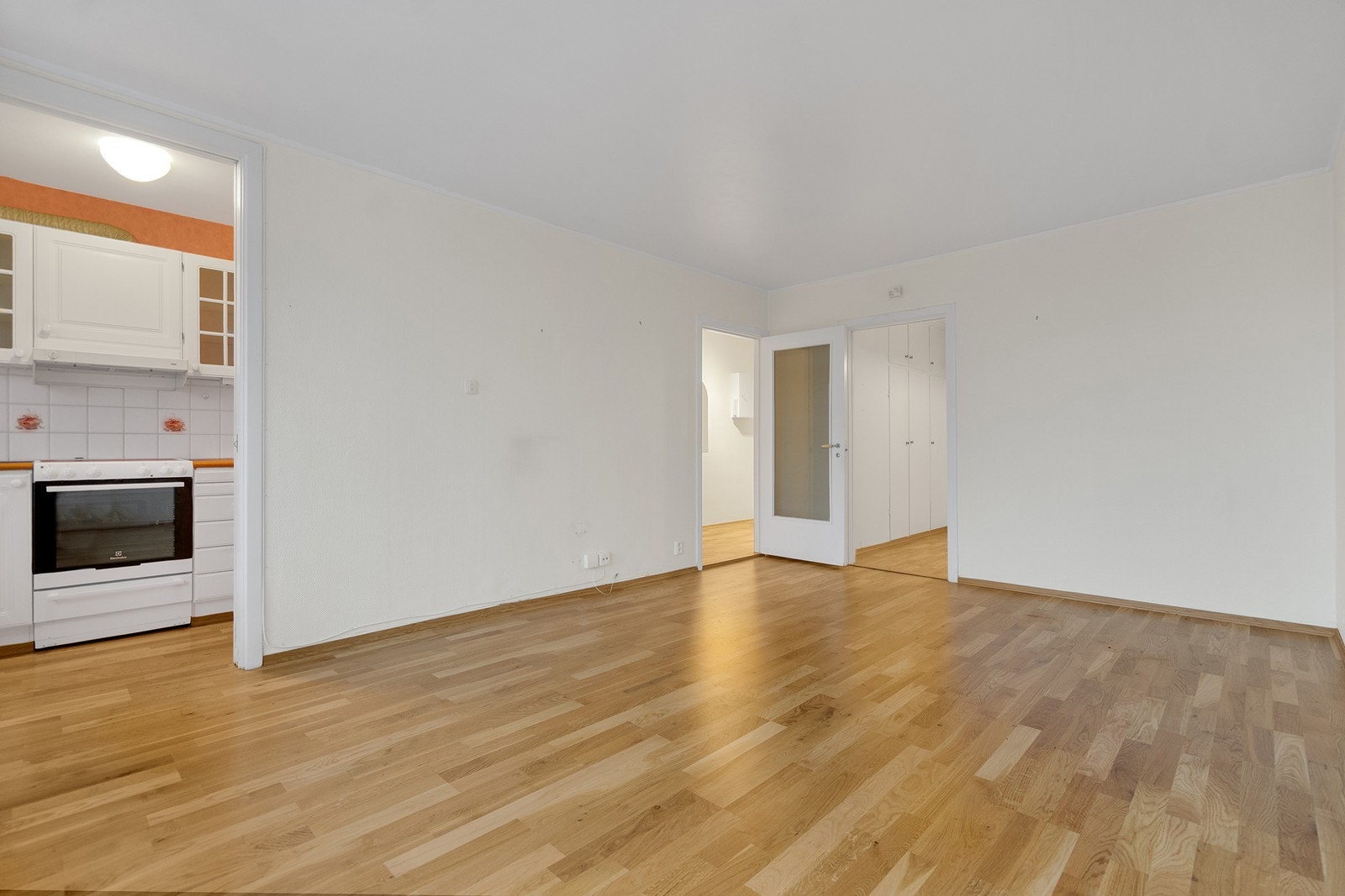 Stuen er romslig med god plass til både salong og spisestue Galleribilde