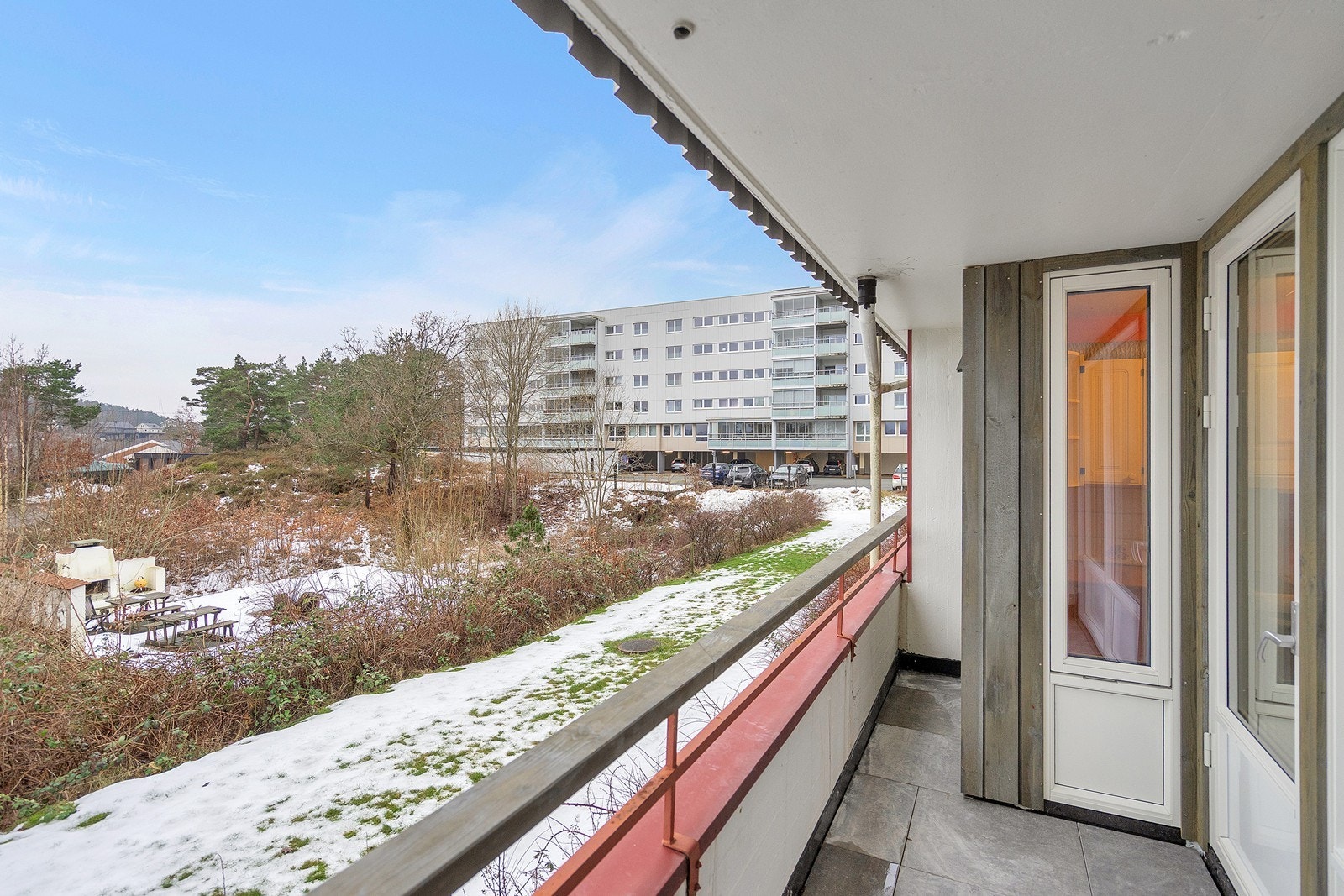 Den høye 1.Etasjen gjør at det blir minimalt med innsyn inn på balkongen | Borettslaget har nylig byttet vinduer og verandadør, samt ny kledning og nye fliser inne på balkongen Galleribilde