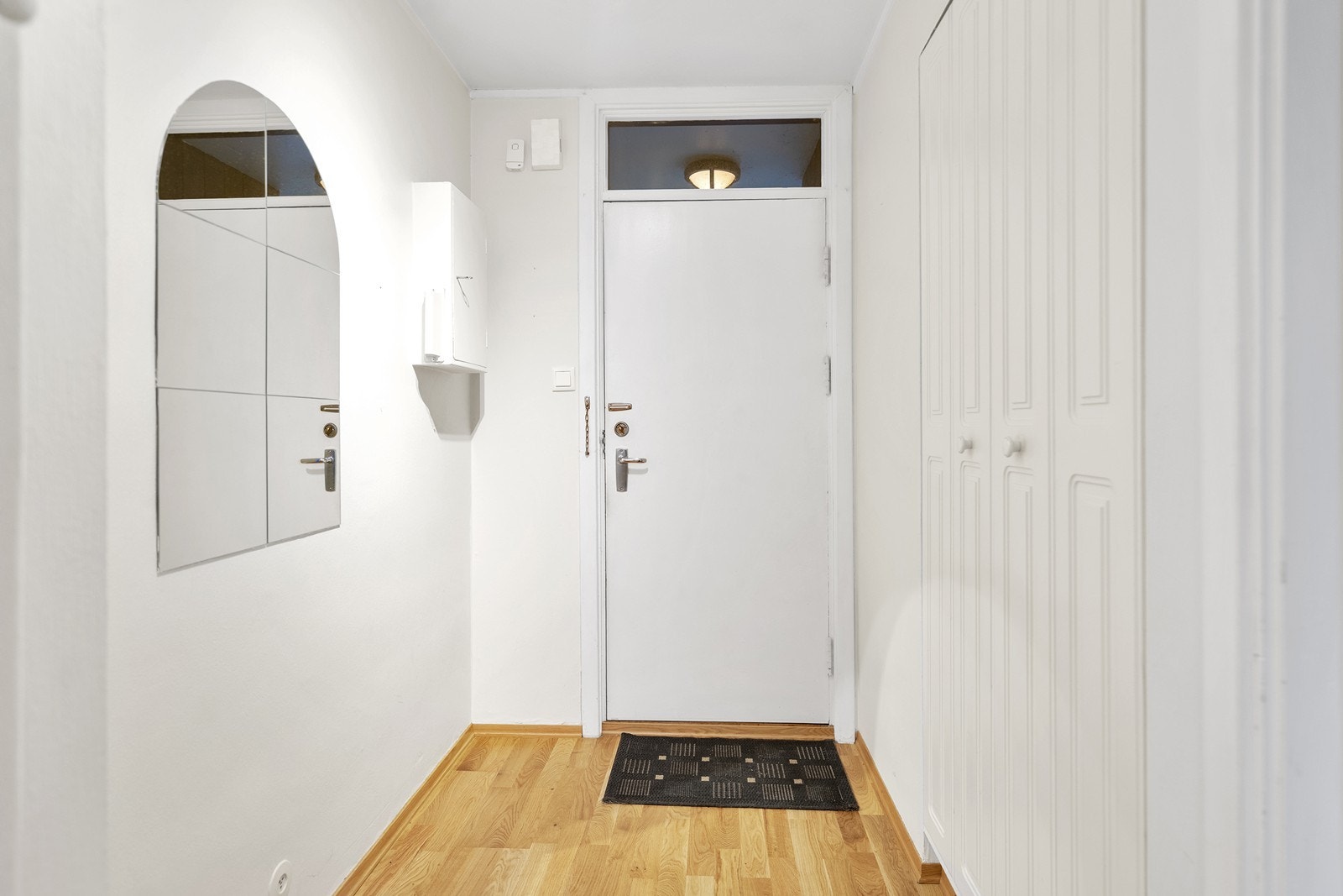 Entré med god oppbevaringsplass i 2 garderobeskap Galleribilde