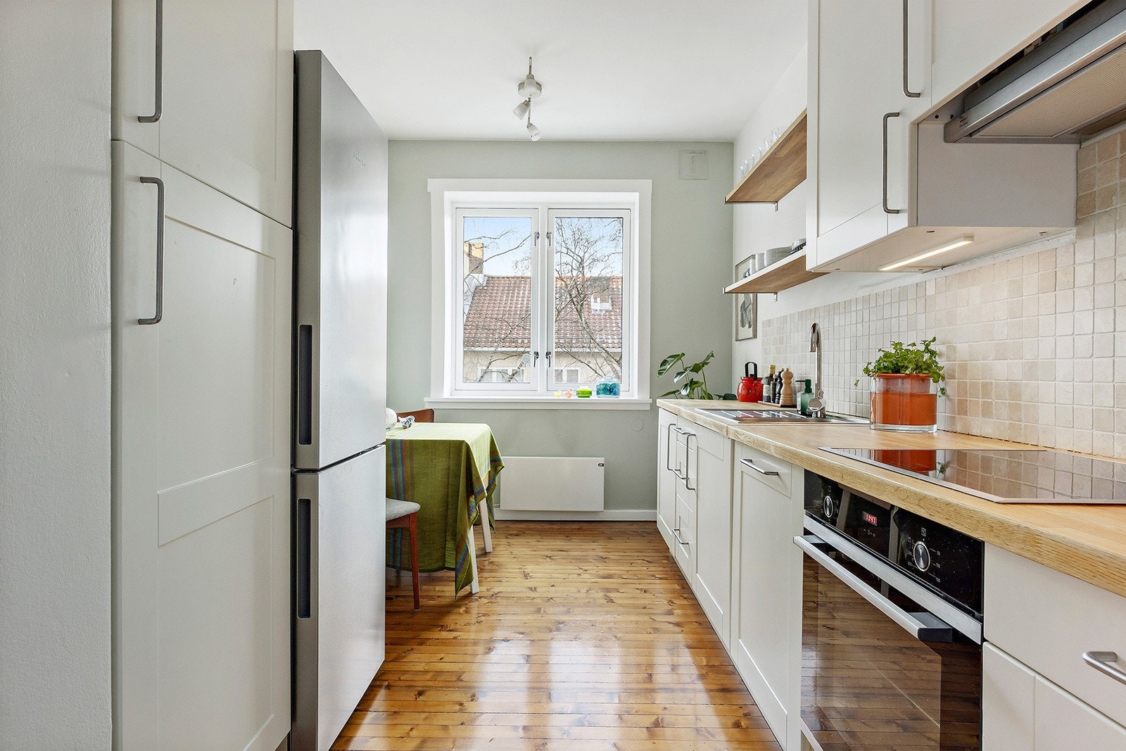 Romslig kjøkken vendt mot bakgård Galleribilde