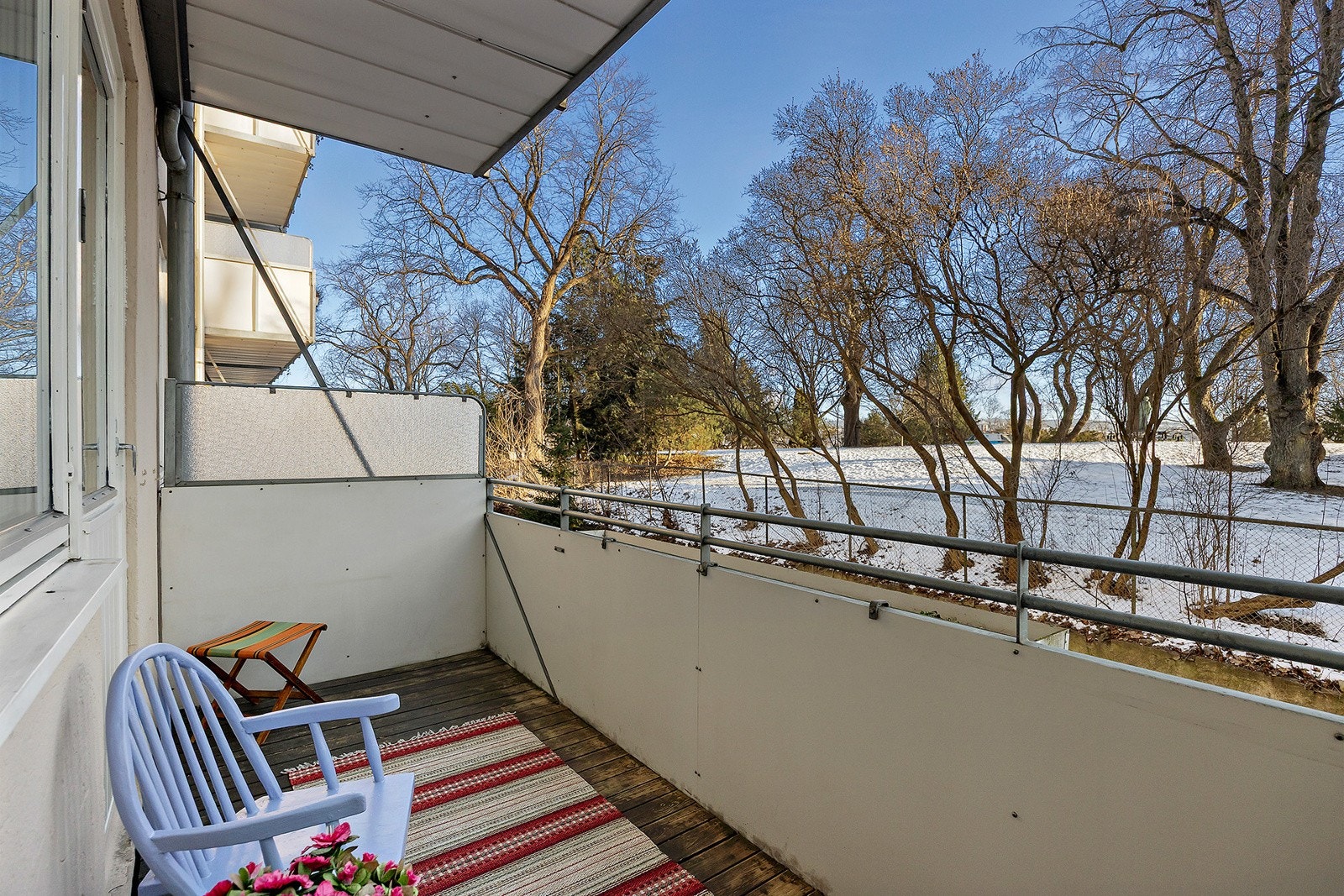 Romslig balkong Galleribilde