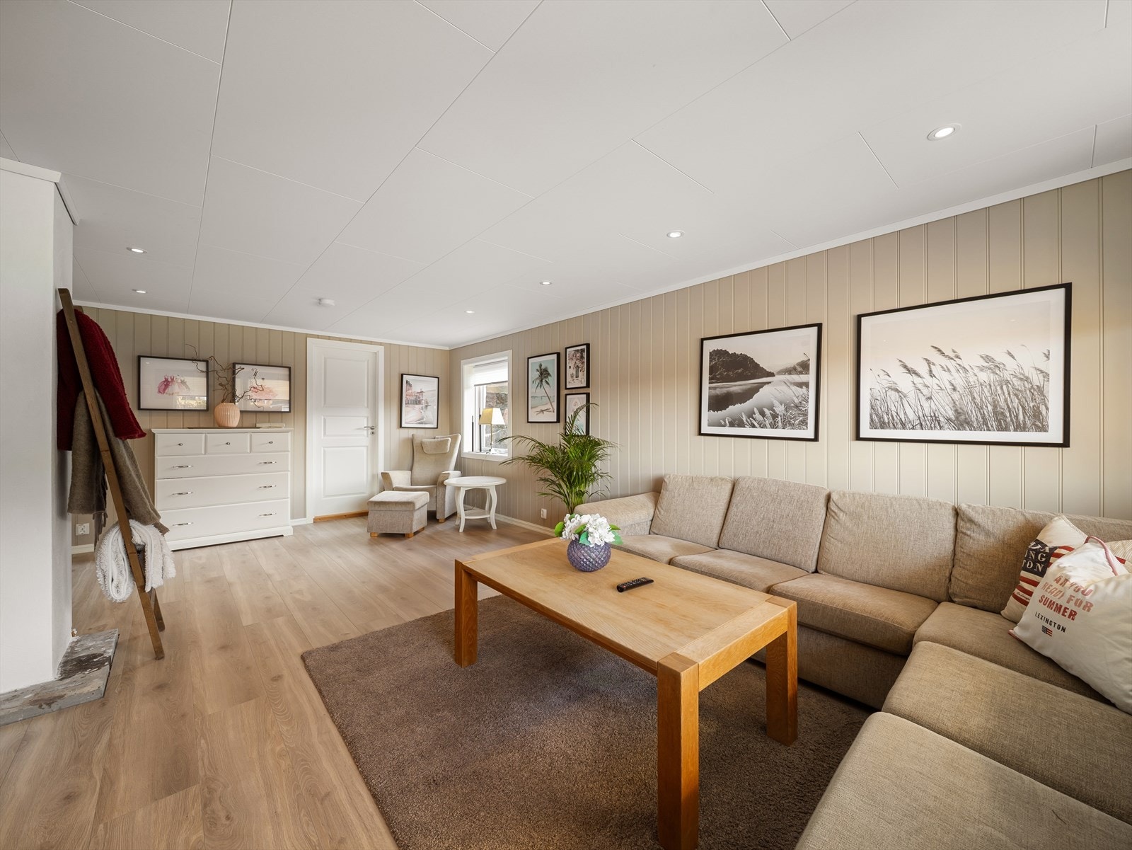 Koselig tv-stue hvor små og store kan trekke seg vekk i en hektisk hverdag. Galleribilde