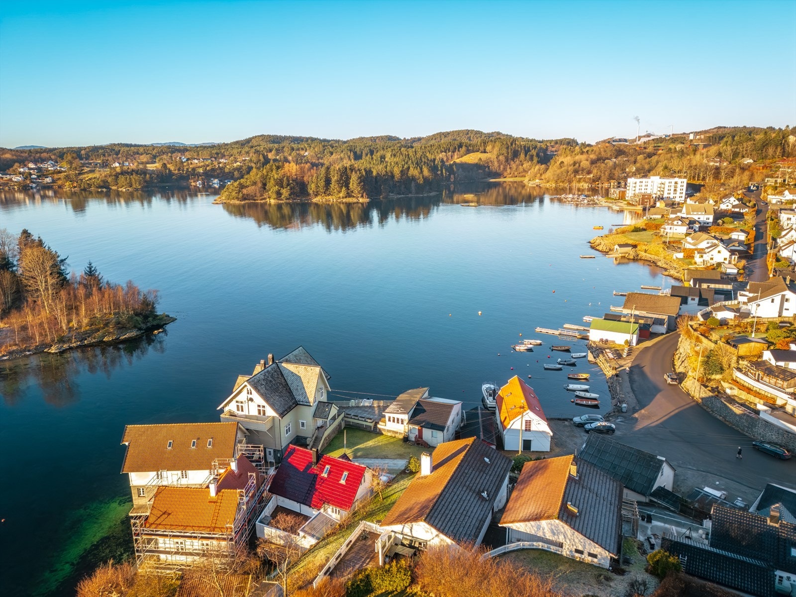 Kort vei til sjøen som byr på gode bade og fiskemuligheter. Galleribilde