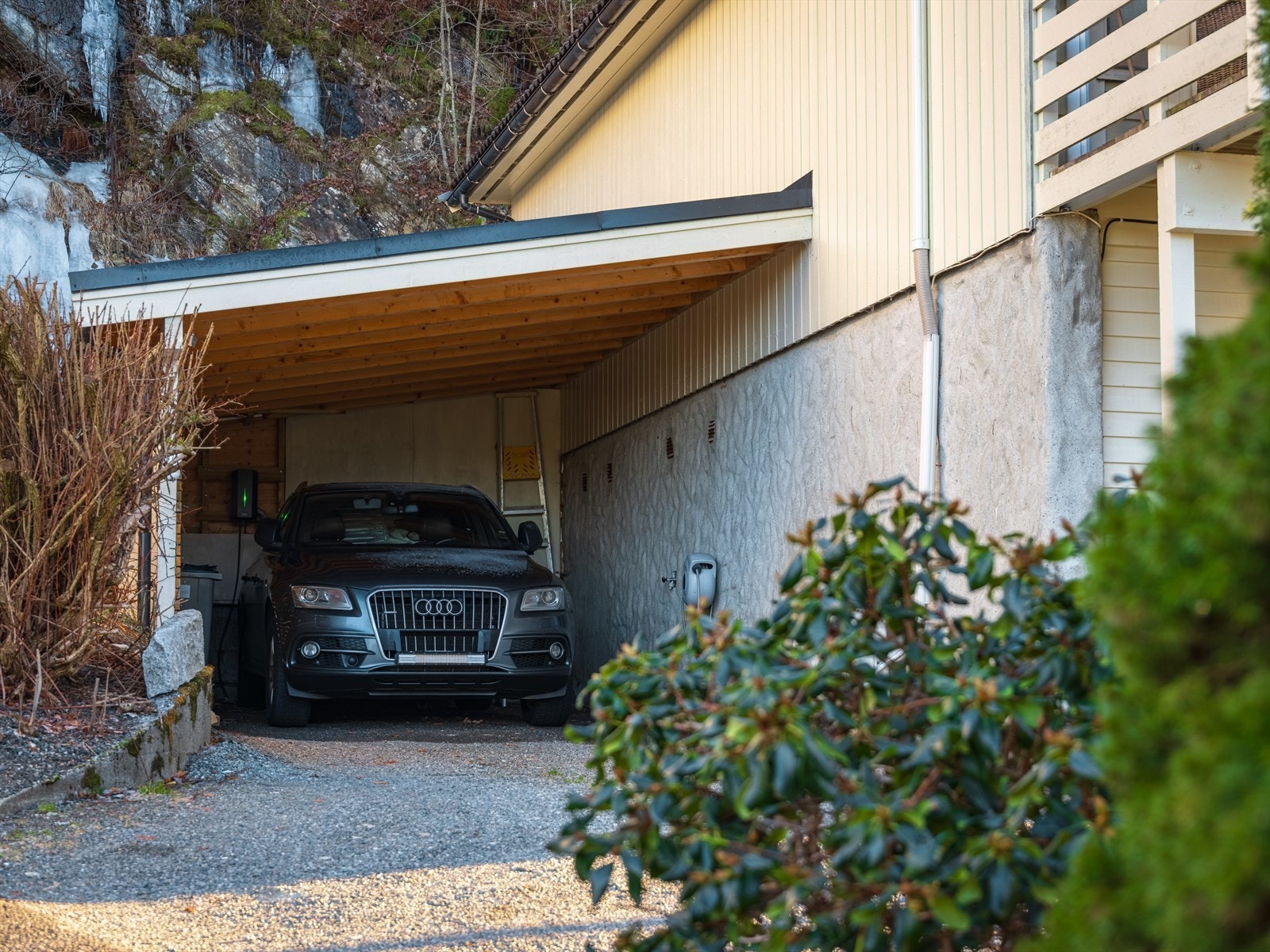 Parkering i carport like ved inngansdøren sørger for en enkel hverdag. Galleribilde
