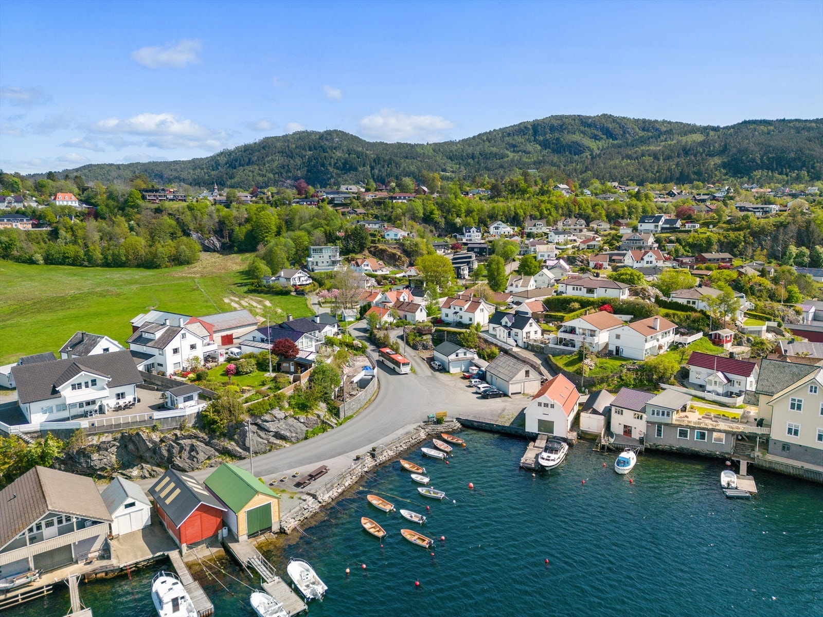 Langs Fanafjorden er det et rikt tilbud av aktiviteter som kajakk, båtliv og dykking. Galleribilde