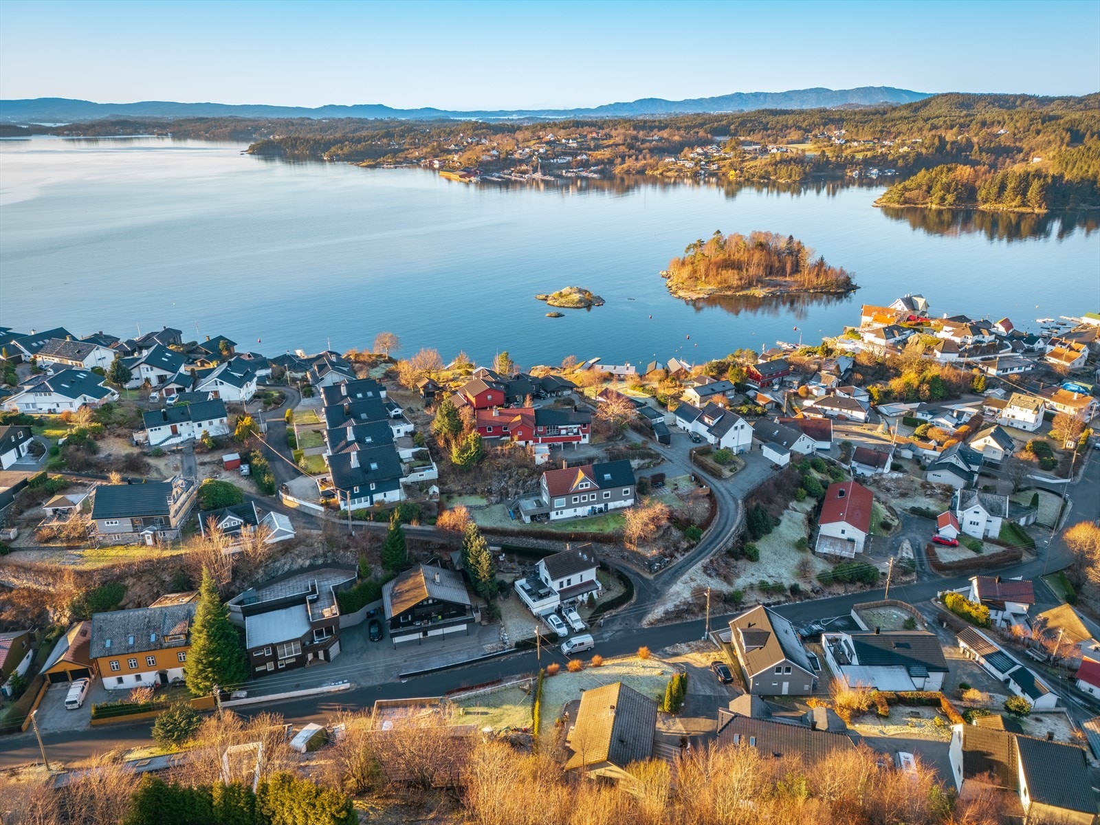 Stavollen idrettsplass ligger like ved, med både fotballbane og idrettshall. Er man ute etter et slag golf eller løpe på bane er det kort vei til golfbanen og Fana Stadion. Galleribilde