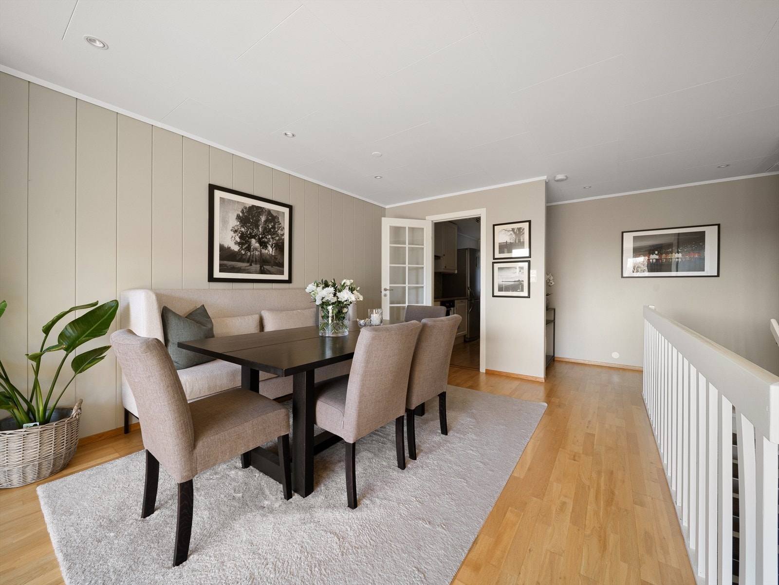 Inviter venner og familie over på et bedre måltid. Galleribilde