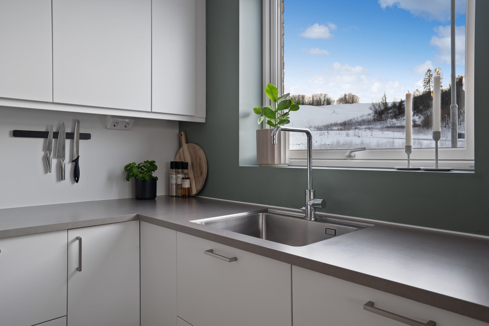 Trivelig utsikt fra kjøkkenet til uteområde som gir en harmonisk ramme rundt hverdagen. Galleribilde