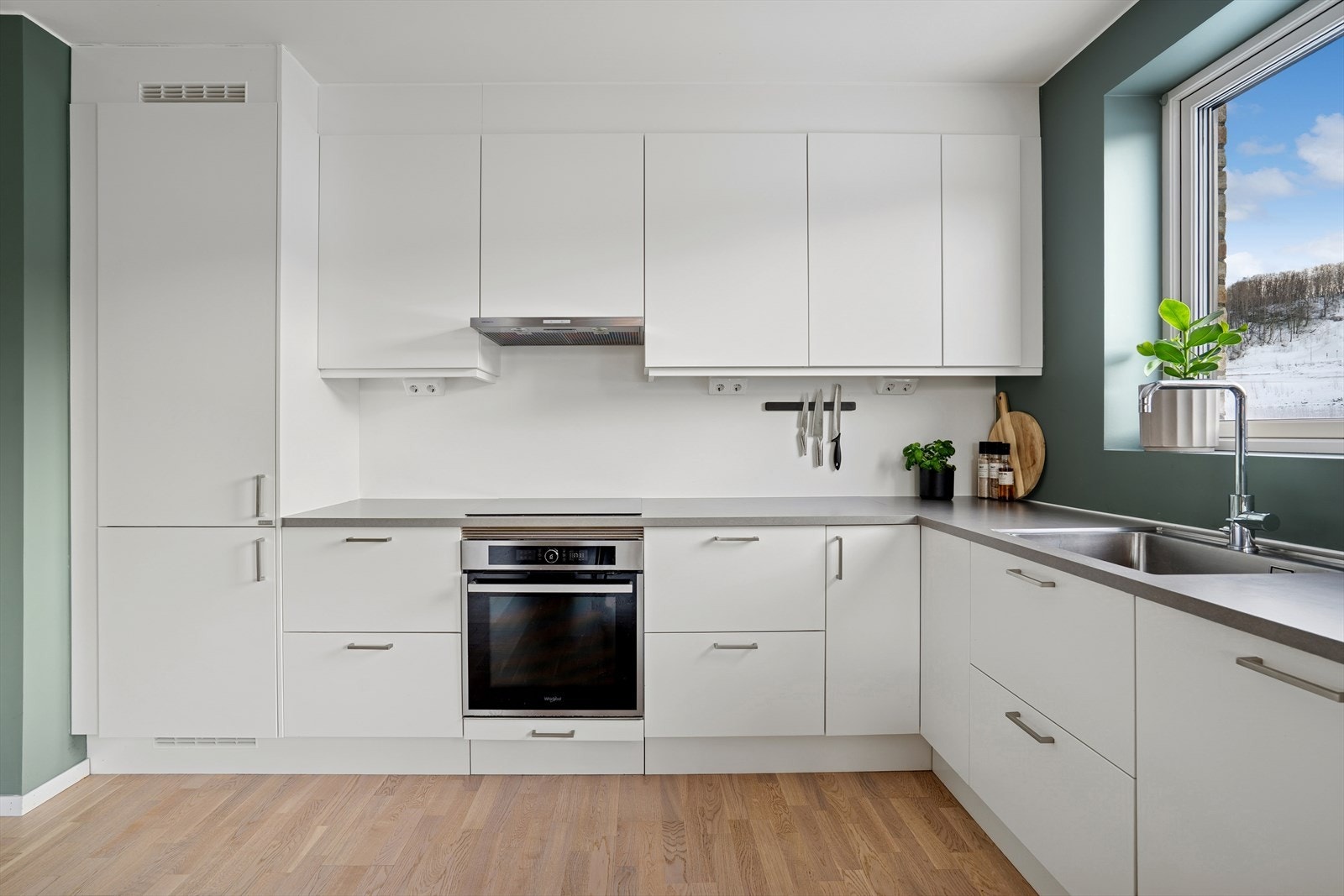 Rikelig med skap- og benkeplass. Galleribilde