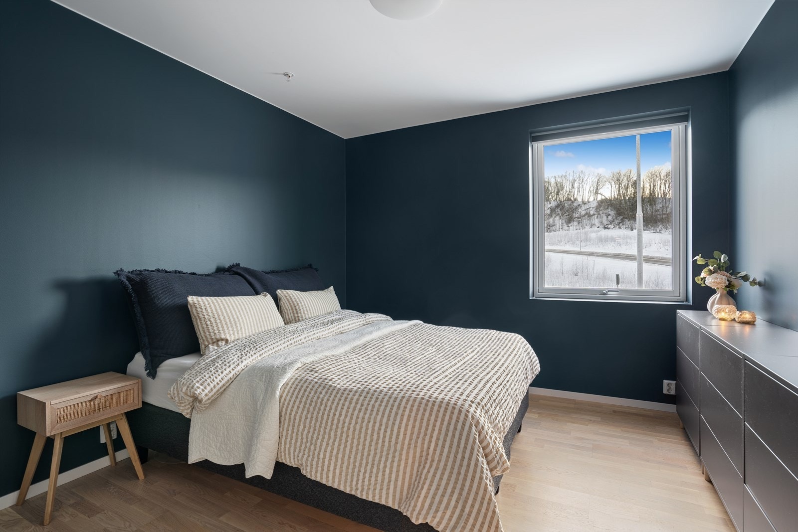 Romslig soverom med god plass til dobbeltseng, nattbord og garderobeløsning. Galleribilde