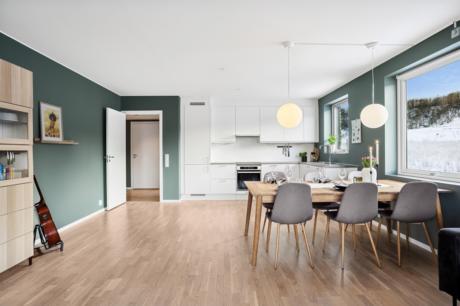 Leilighet med en åpen, lys og praktisk planløsning mellom stue og kjøken. Galleribilde