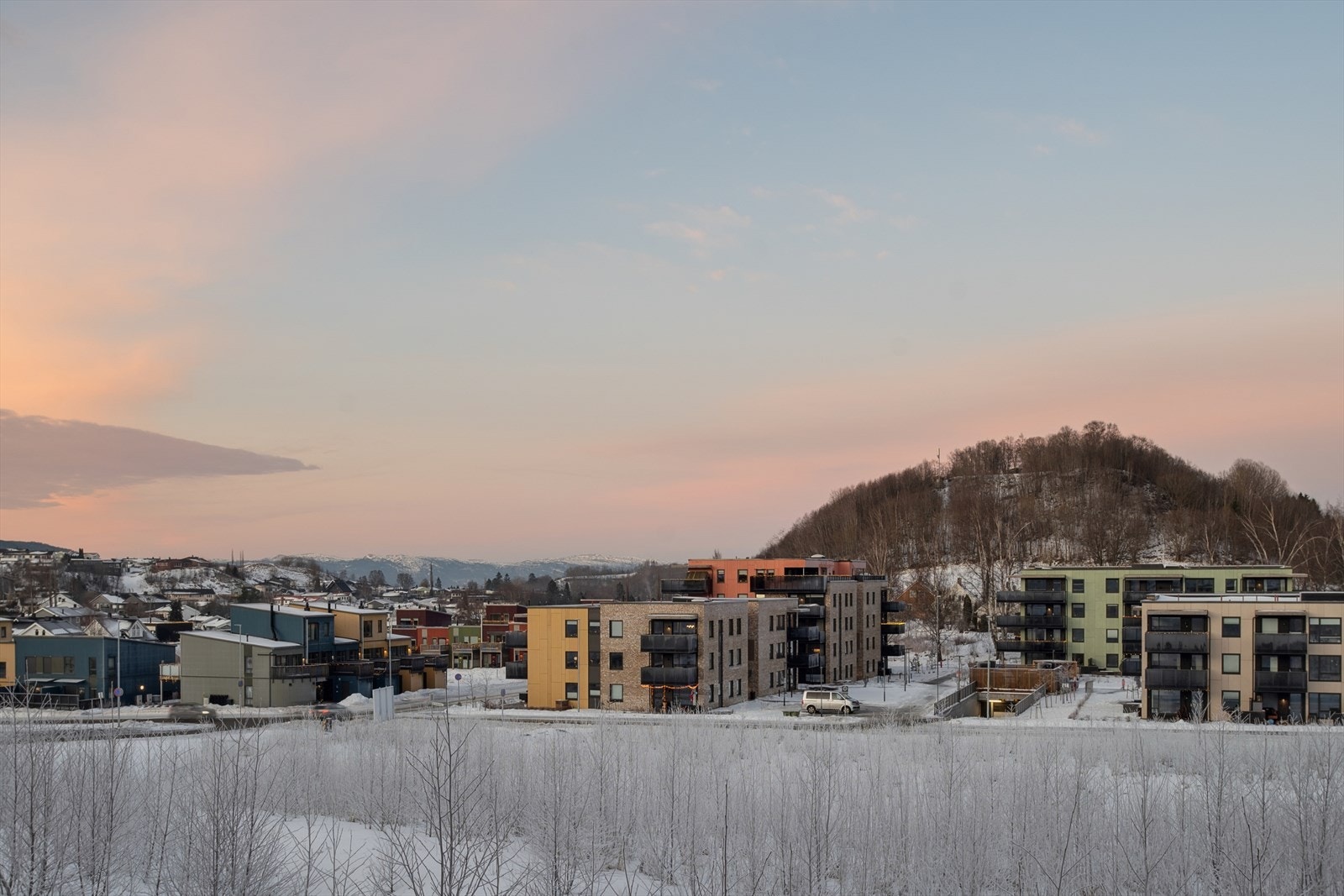Her får du en romslig hjørneleilighet i et nyoppført bygg med en fin og solrik beliggenhet i i et rolig og barnevennlig boligområde. Galleribilde