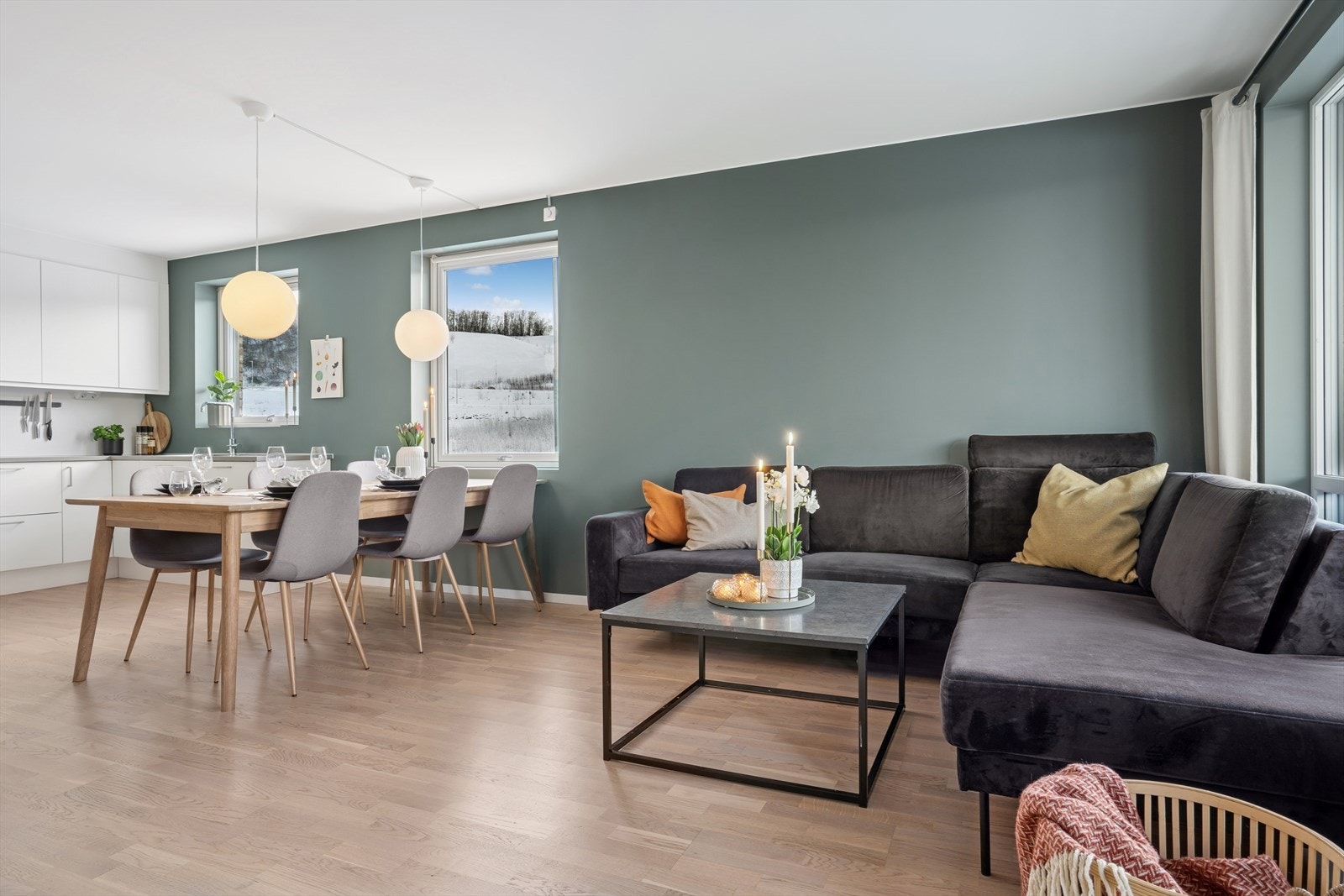 Meget pen stue med flere vindusflater som slipper inn rikelig med naturlig dagslys. Galleribilde