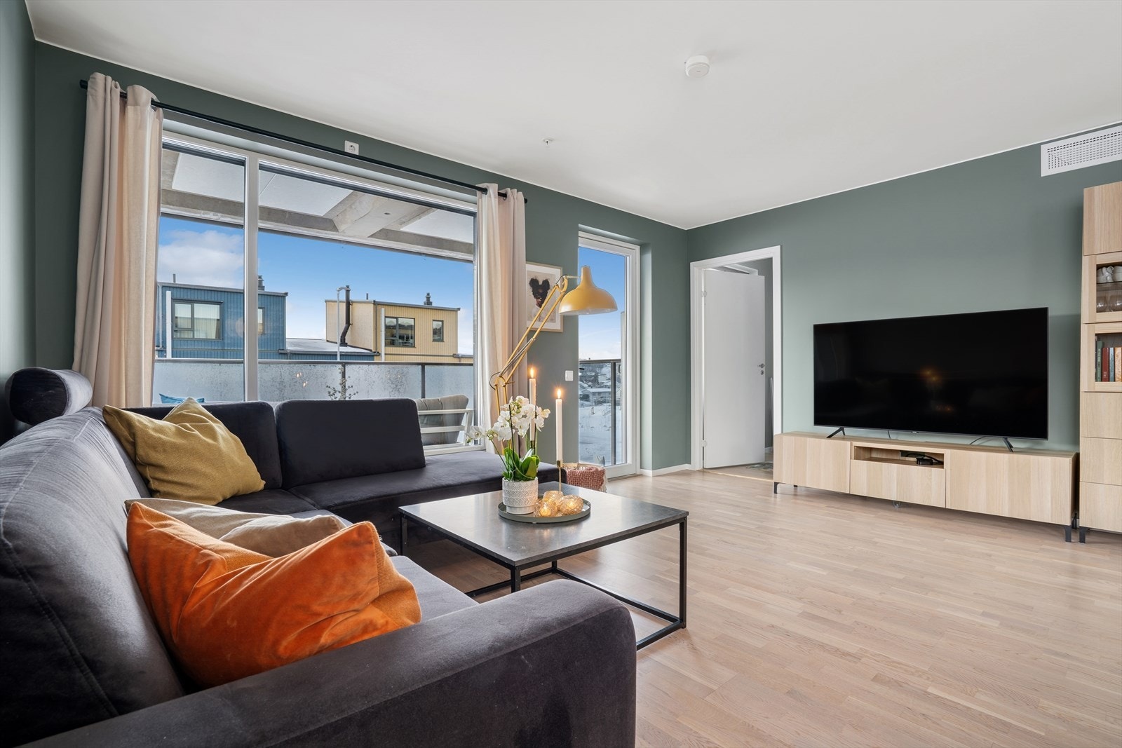 Fra stuen med utgang til en solrik balkong. Galleribilde