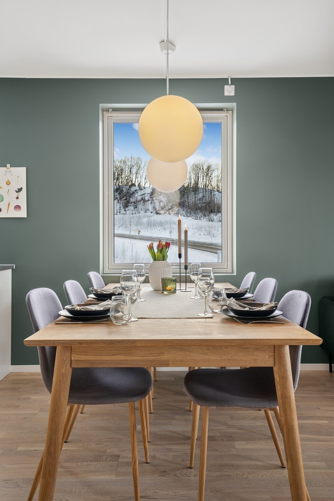 Koselig spiseplass mellom kjøkken og stue. Velkommen til bords! Galleribilde