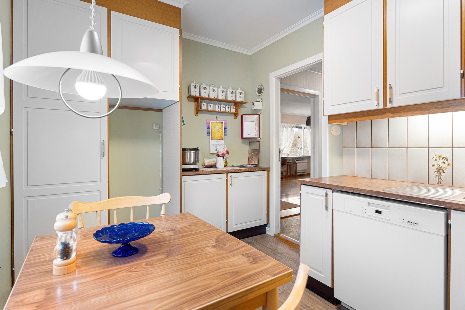 Kjøkkenet har godt med skap- og benkeplass. Galleribilde