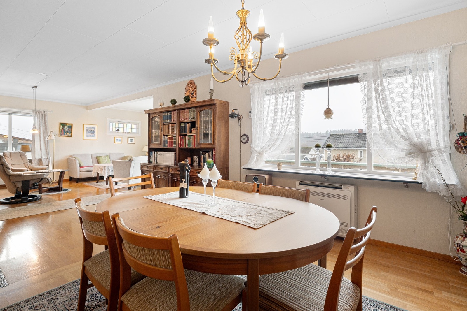 Det er plass til stor spisestue hvor man kan samle familie og venner til sosiale lag. Galleribilde