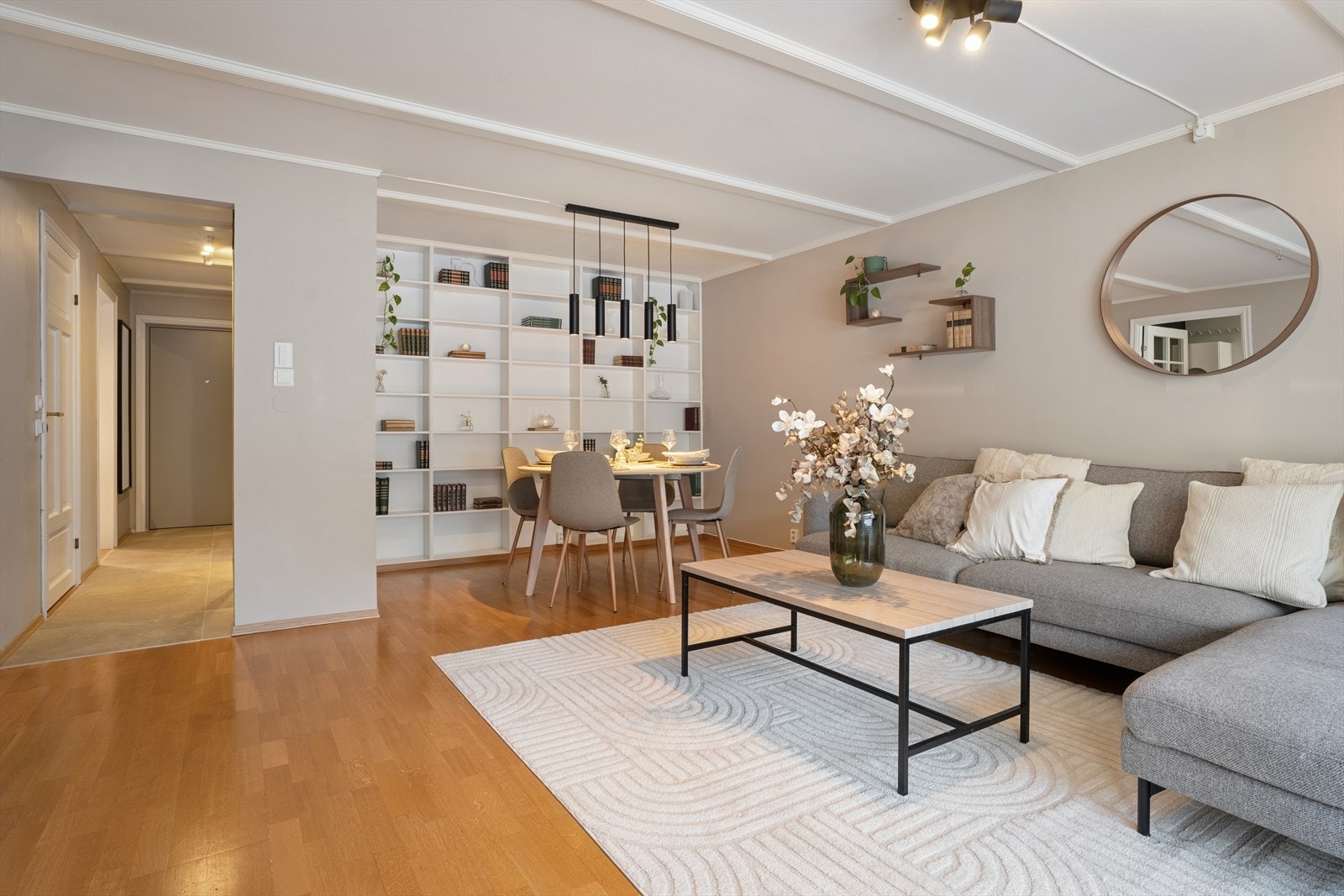 Den åpne løsningen mot spiseplassen, kombinert med integrert hyllereol, gir rommet karakter og gir gode muligheter for oppbevaring og dekor. Galleribilde