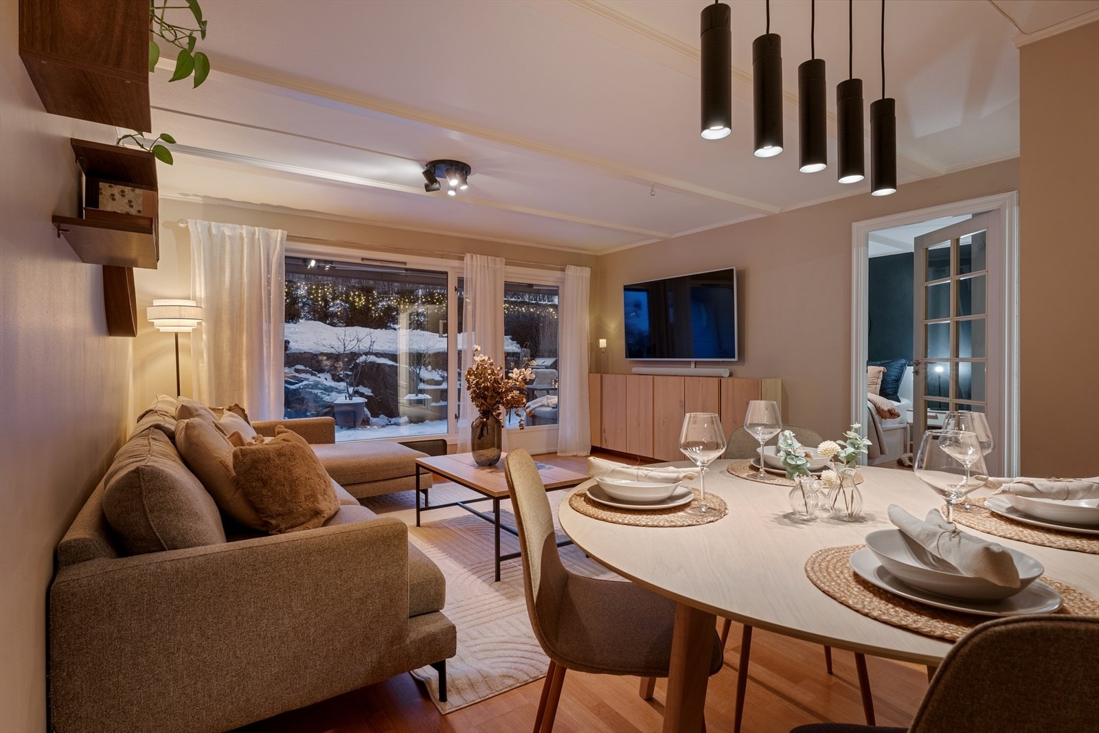 Velkommen til Flåtestadveien 9 - presentert av Anna Pham v/DNB Eiendom. Galleribilde