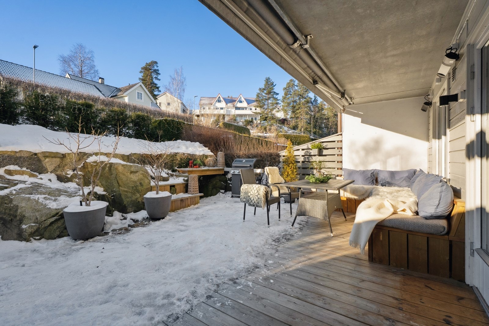 Av materialer er det benyttet trykkimpregnerte gulvbord. Galleribilde