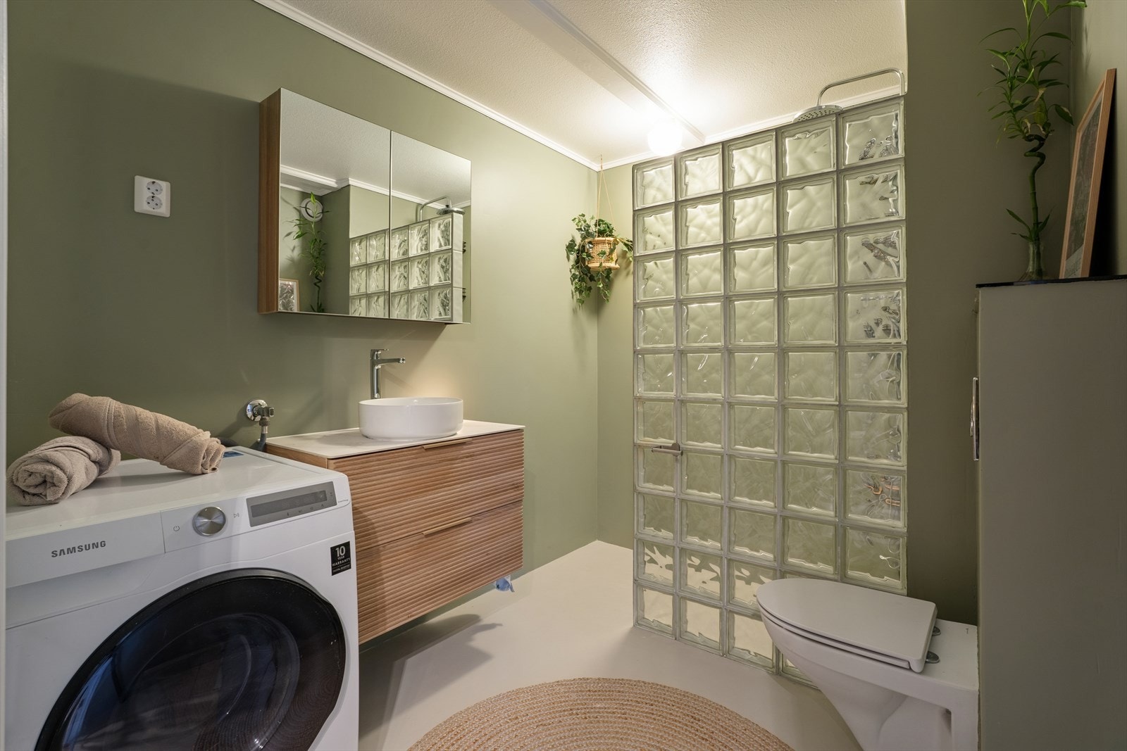 Et delikat og funksjonelt bad med god romfølelse. Badet har sparklede og malte overflater på gulv og malte flater på vegger. Galleribilde