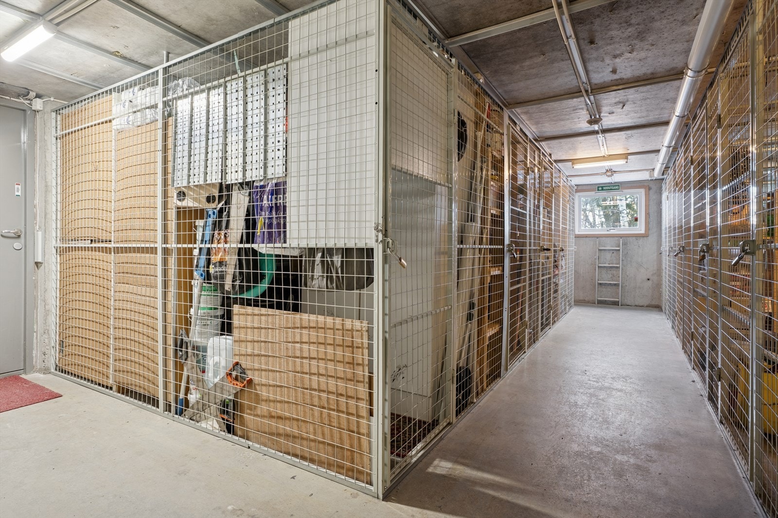 I kjelleren har boligen en ekstern bod på ca. 5 kvm. Galleribilde